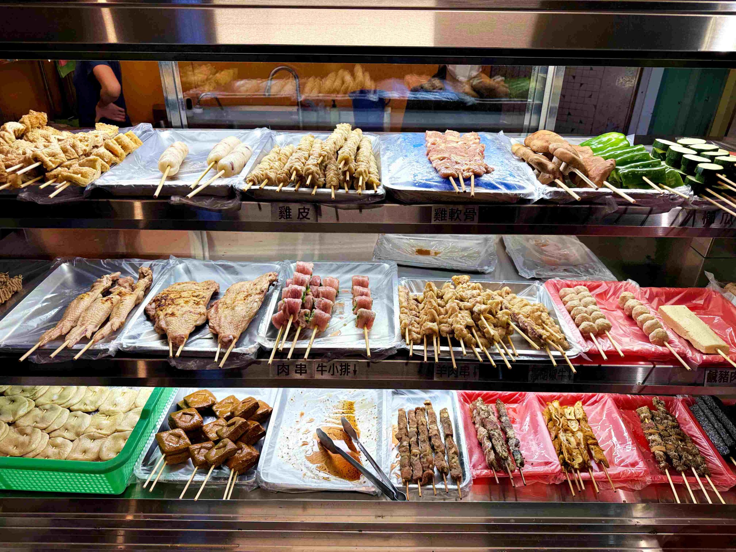 【新莊美食】洪記碳烤，新莊人氣炭烤店，醬料超強推薦(菜單) @厚片嘴角帶便當