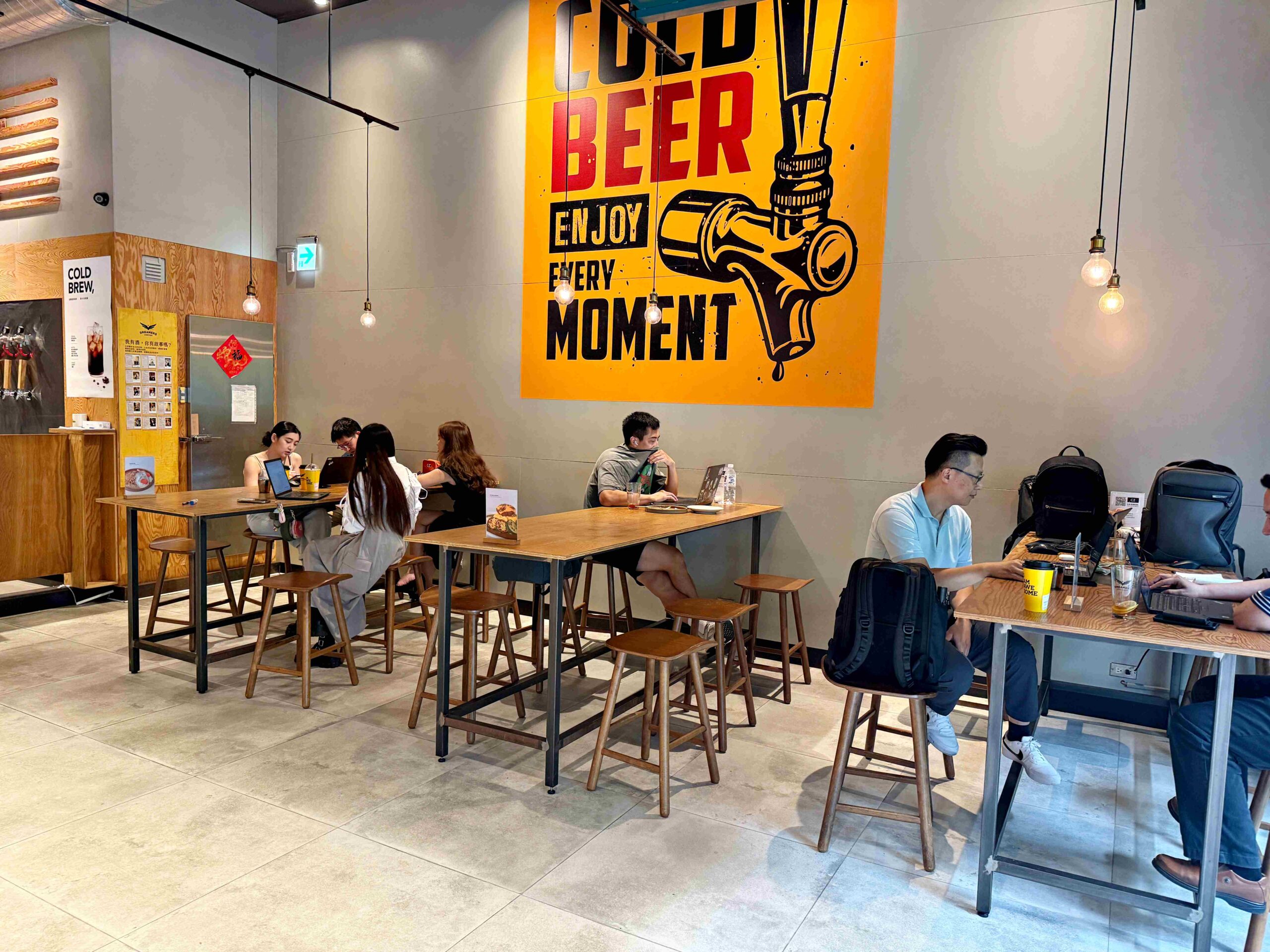 【內湖美食】Dreamers Coffee Roasters 內湖店，不限時、有插座還有滿櫃麵包推薦(菜單) @厚片嘴角帶便當