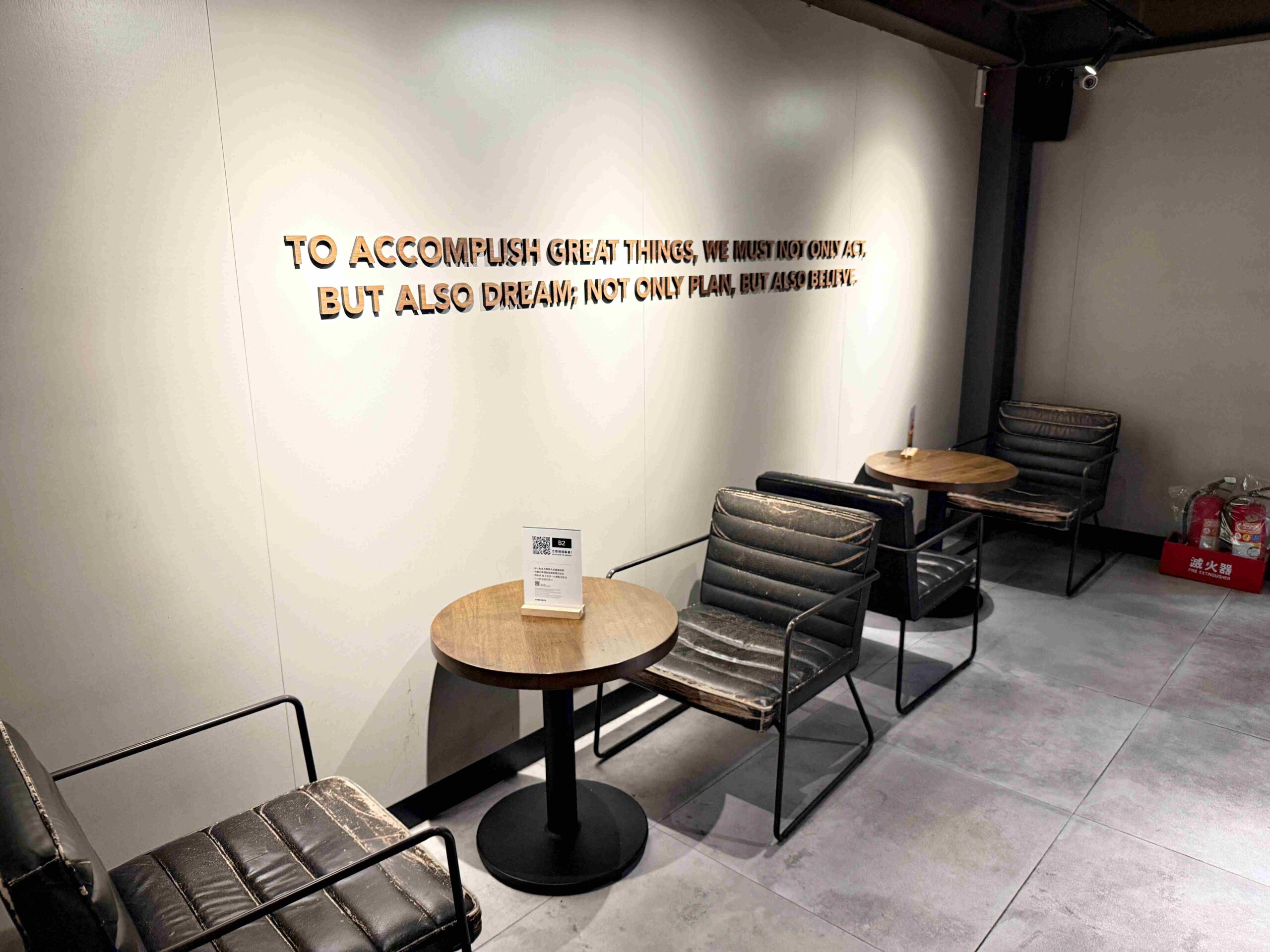 【內湖美食】Dreamers Coffee Roasters 內湖店，不限時、有插座還有滿櫃麵包推薦(菜單) @厚片嘴角帶便當