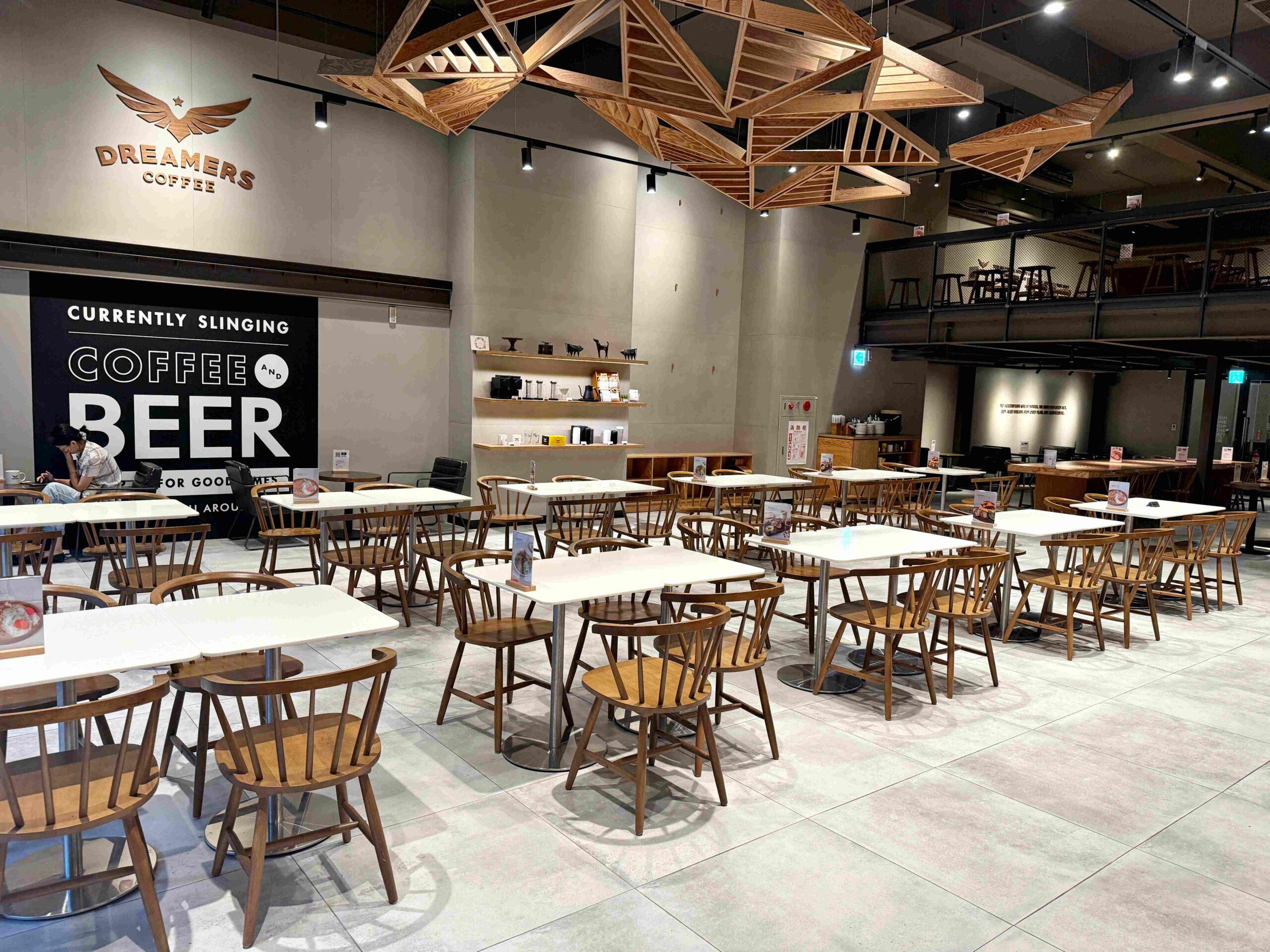 【內湖美食】Dreamers Coffee Roasters 內湖店，不限時、有插座還有滿櫃麵包推薦(菜單) @厚片嘴角帶便當