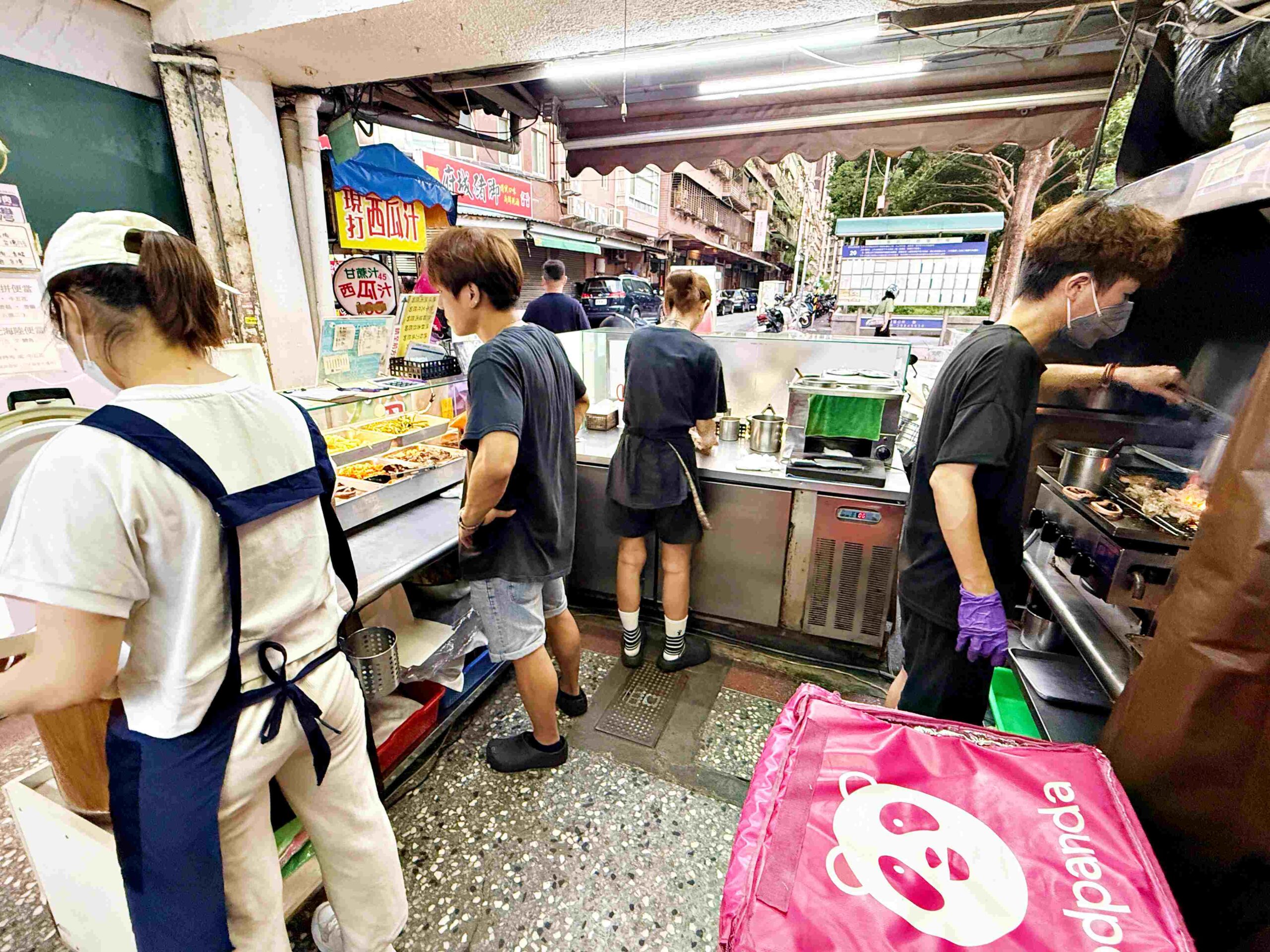 【三重美食推薦】A師傅烤肉飯：百元就能吃雙主餐，便當人氣店推薦(附菜單) @厚片嘴角帶便當