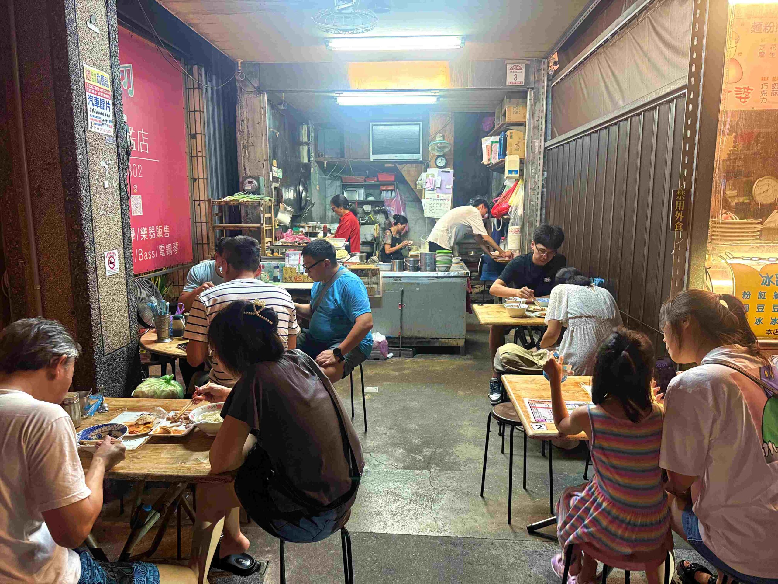 【宜蘭美食】火生餛飩麵店，餛飩湯 30 元超佛！在地人從小吃到大推薦(菜單) @厚片嘴角帶便當