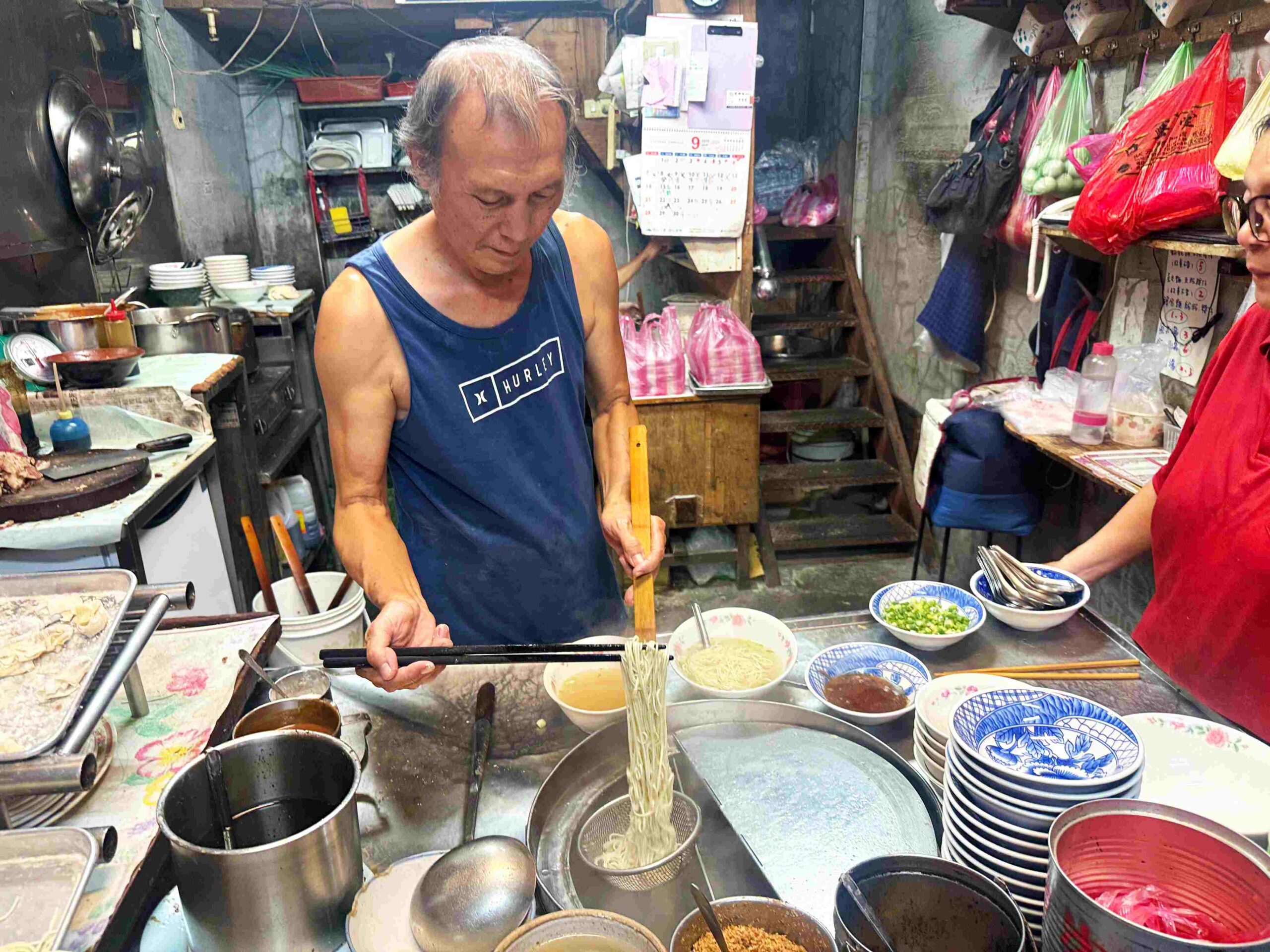 【宜蘭美食】火生餛飩麵店，餛飩湯 30 元超佛！在地人從小吃到大推薦(菜單) @厚片嘴角帶便當