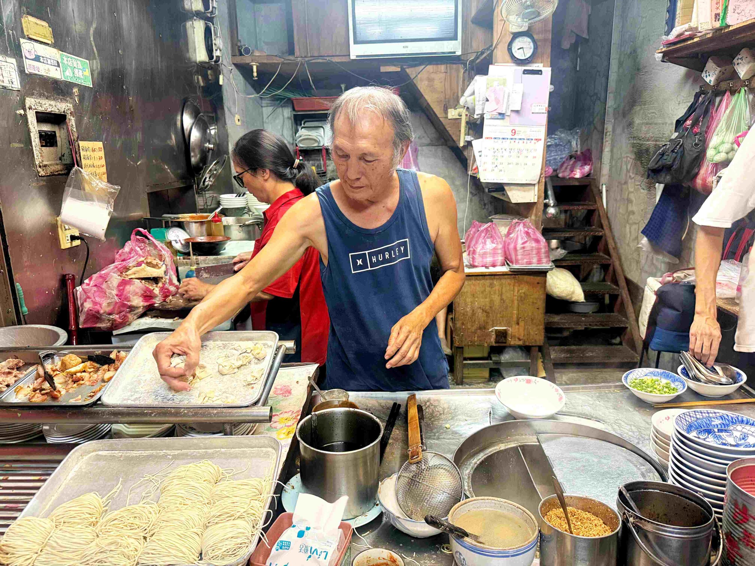 【宜蘭美食】火生餛飩麵店，餛飩湯 30 元超佛！在地人從小吃到大推薦(菜單) @厚片嘴角帶便當