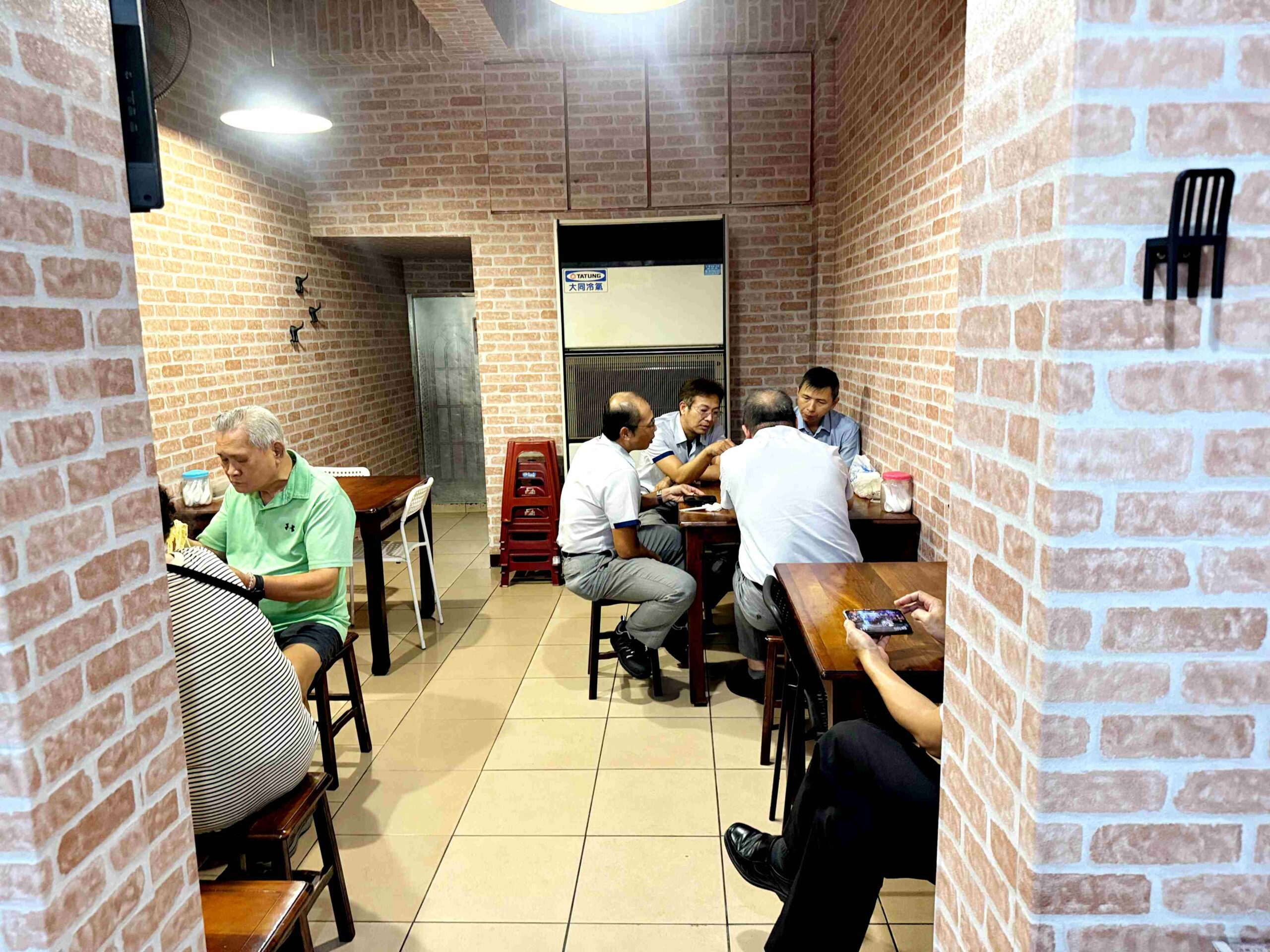 【新莊美食】閹豬切仔麵｜八十年老店必吃紅燒肉+粉紅醬乾麵推薦(菜單) @厚片嘴角帶便當