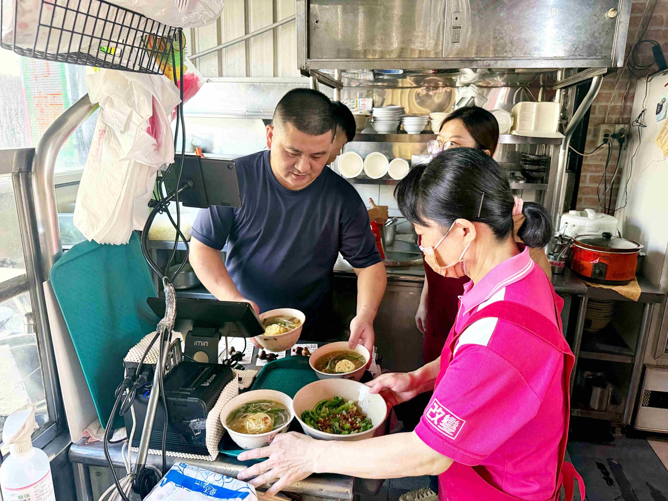 【新莊美食】閹豬切仔麵｜八十年老店必吃紅燒肉+粉紅醬乾麵推薦(菜單) @厚片嘴角帶便當