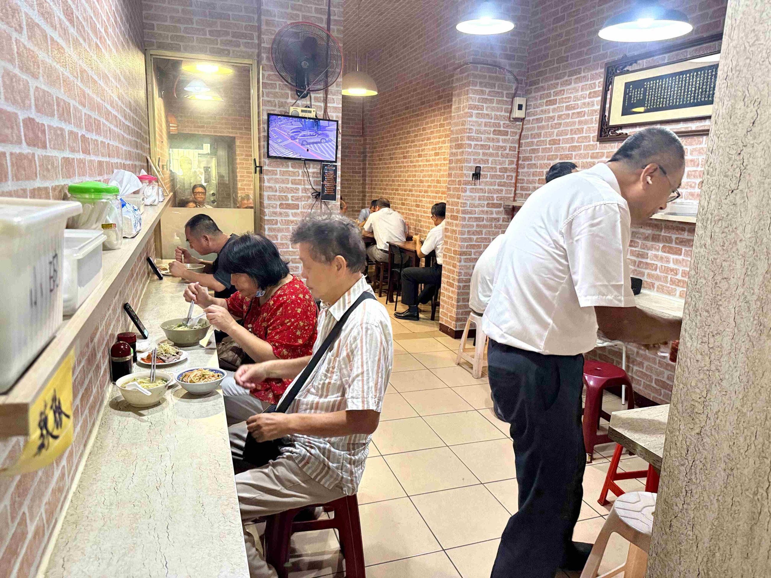 【新莊美食】閹豬切仔麵｜八十年老店必吃紅燒肉+粉紅醬乾麵推薦(菜單) @厚片嘴角帶便當