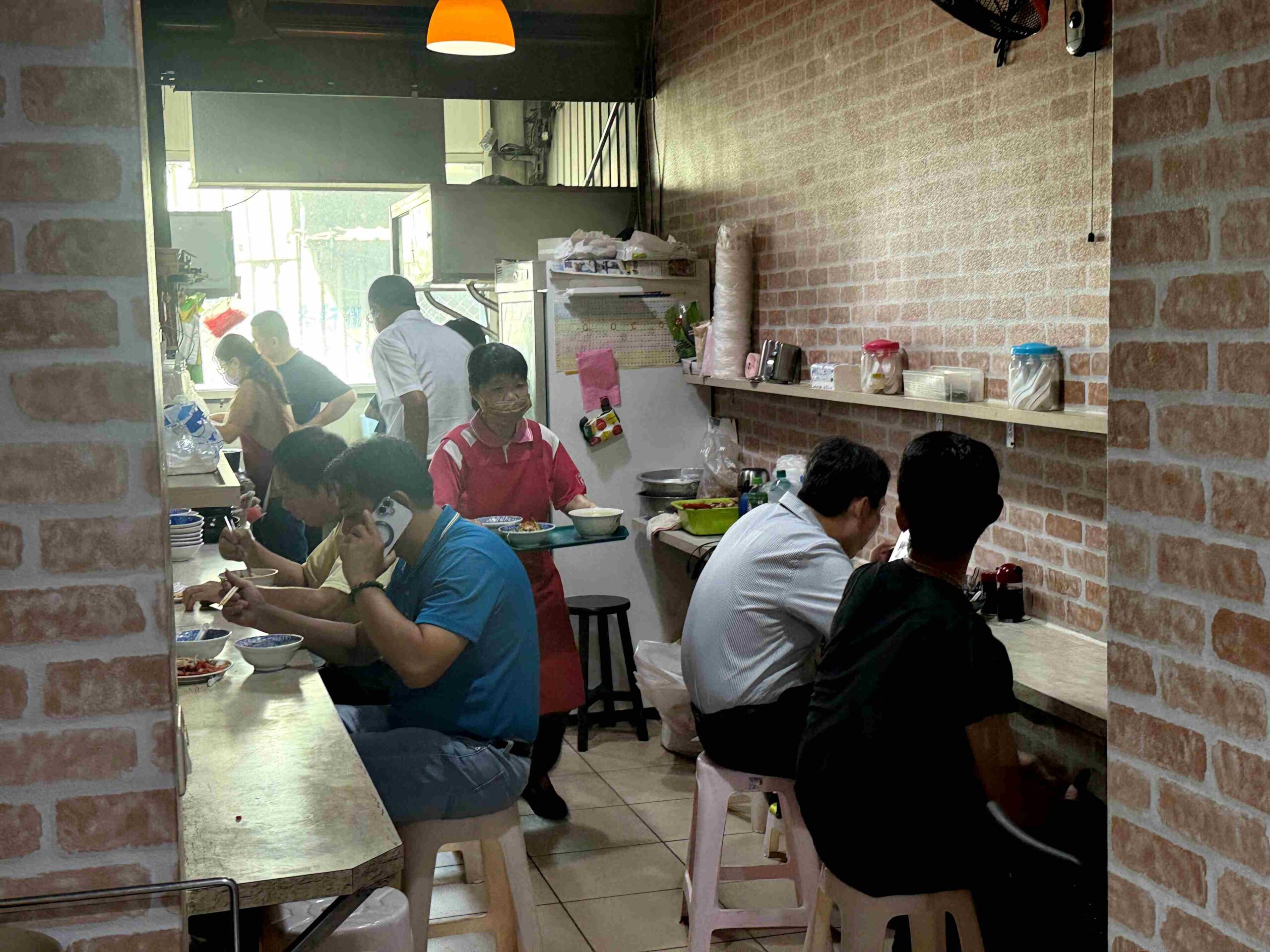 【新莊美食】閹豬切仔麵｜八十年老店必吃紅燒肉+粉紅醬乾麵推薦(菜單) @厚片嘴角帶便當