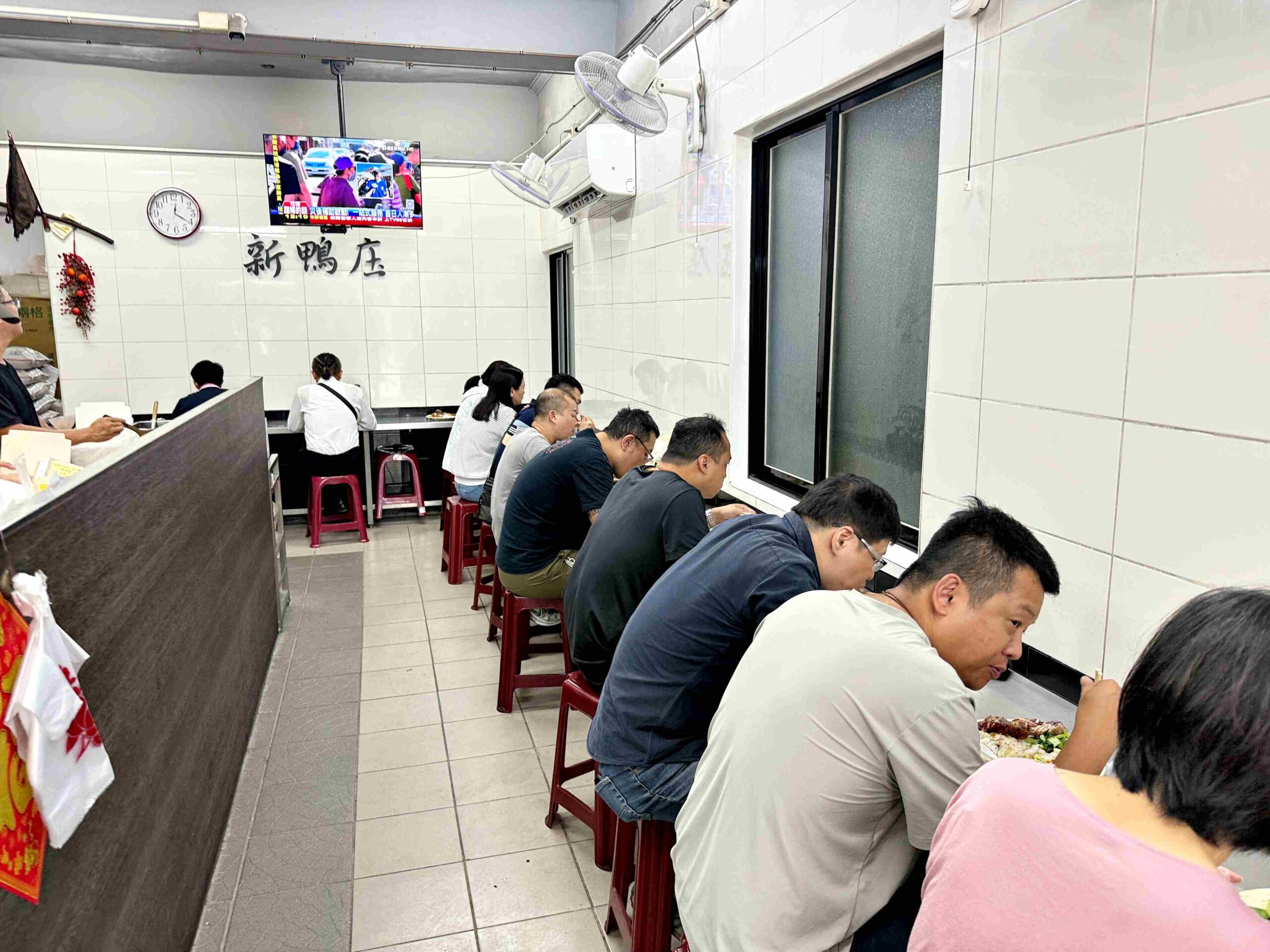 【新莊美食】新鴨庄便當，炸雞腿超狂，比肯德基還強推薦(菜單) @厚片嘴角帶便當
