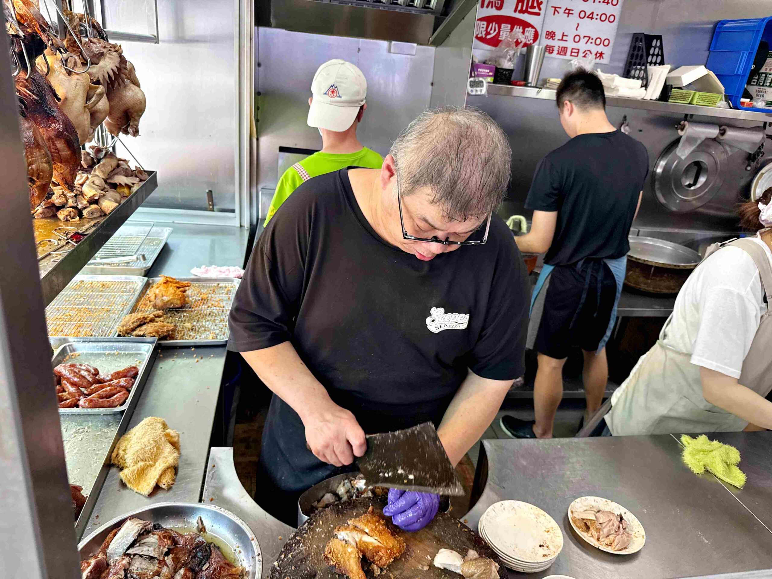 【新莊美食】新鴨庄便當，炸雞腿超狂，比肯德基還強推薦(菜單) @厚片嘴角帶便當