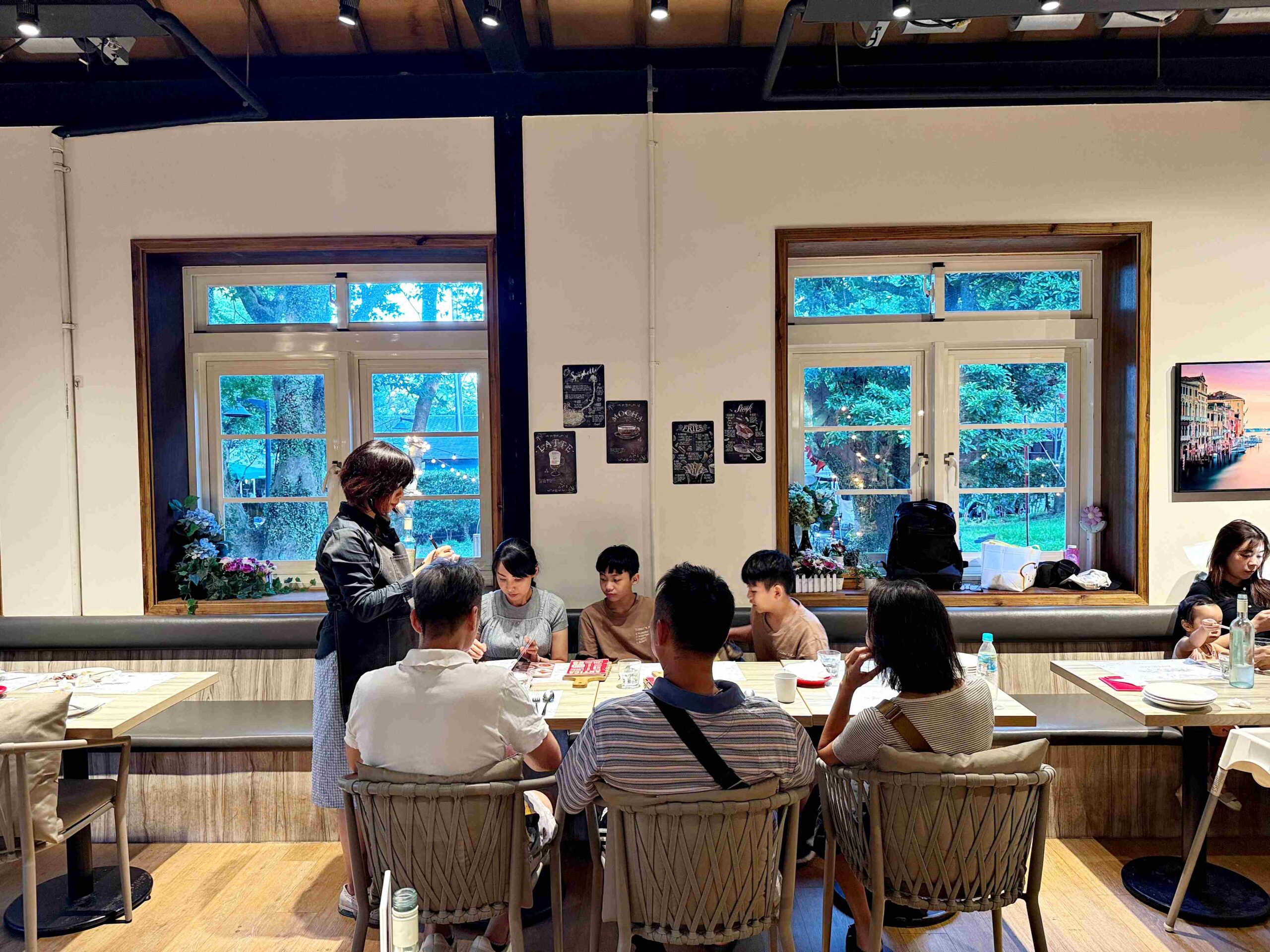 【陽明山美食】阿緹卡Pizza專賣店，歐美擺飾氛圍+厚實羅馬披薩太滿足推薦(菜單) @厚片嘴角帶便當