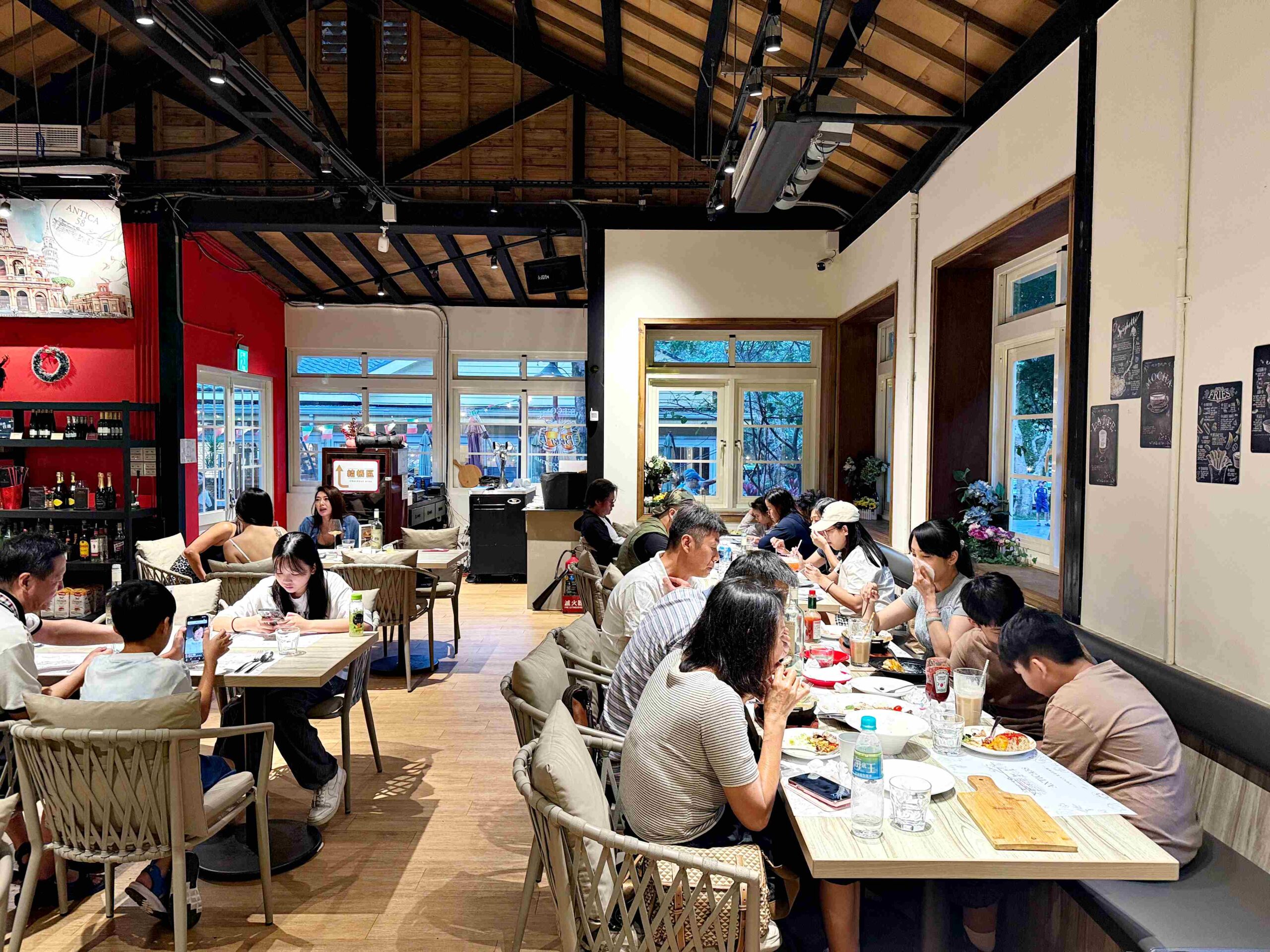 【陽明山美食】阿緹卡Pizza專賣店，歐美擺飾氛圍+厚實羅馬披薩太滿足推薦(菜單) @厚片嘴角帶便當