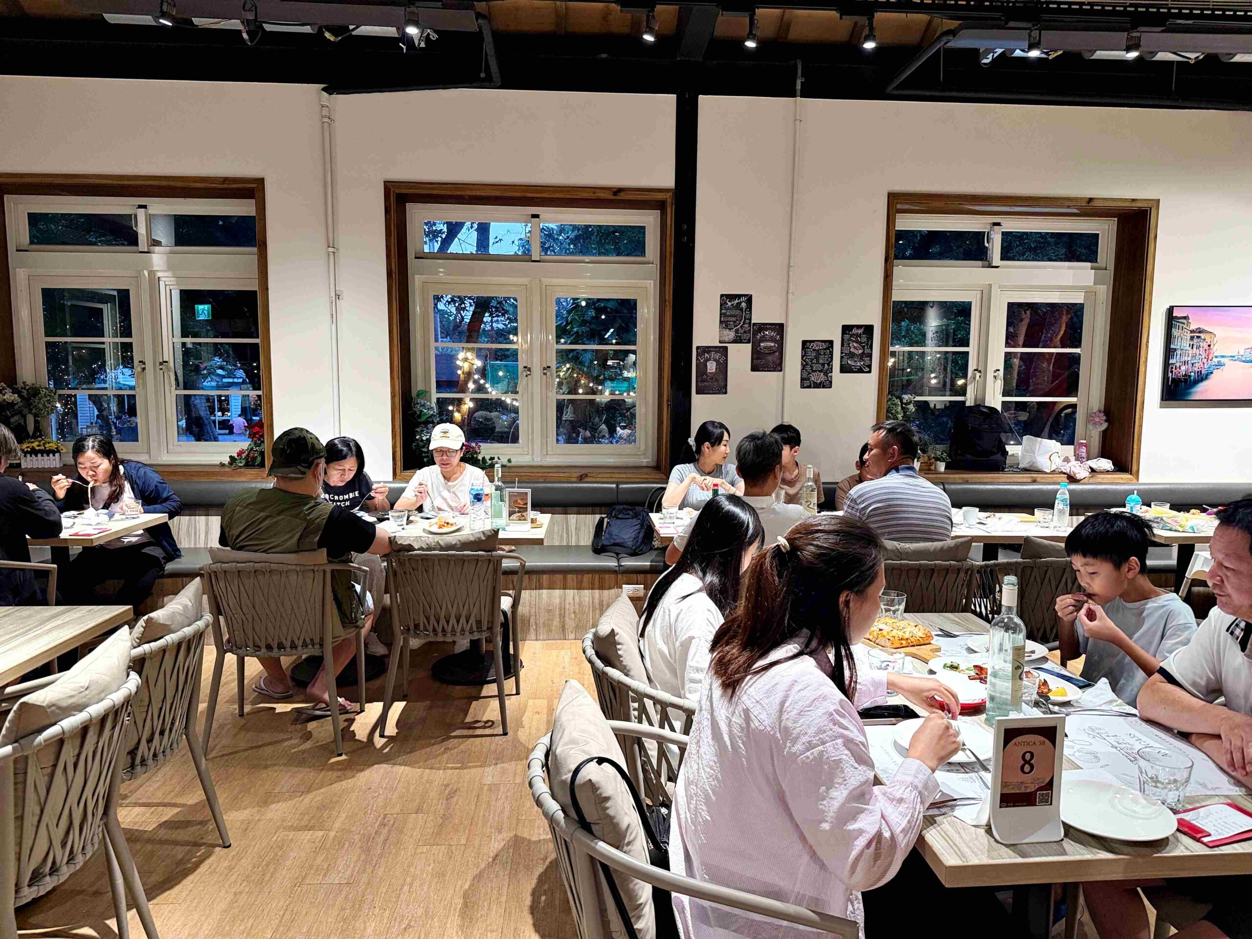 【陽明山美食】阿緹卡Pizza專賣店，歐美擺飾氛圍+厚實羅馬披薩太滿足推薦(菜單) @厚片嘴角帶便當
