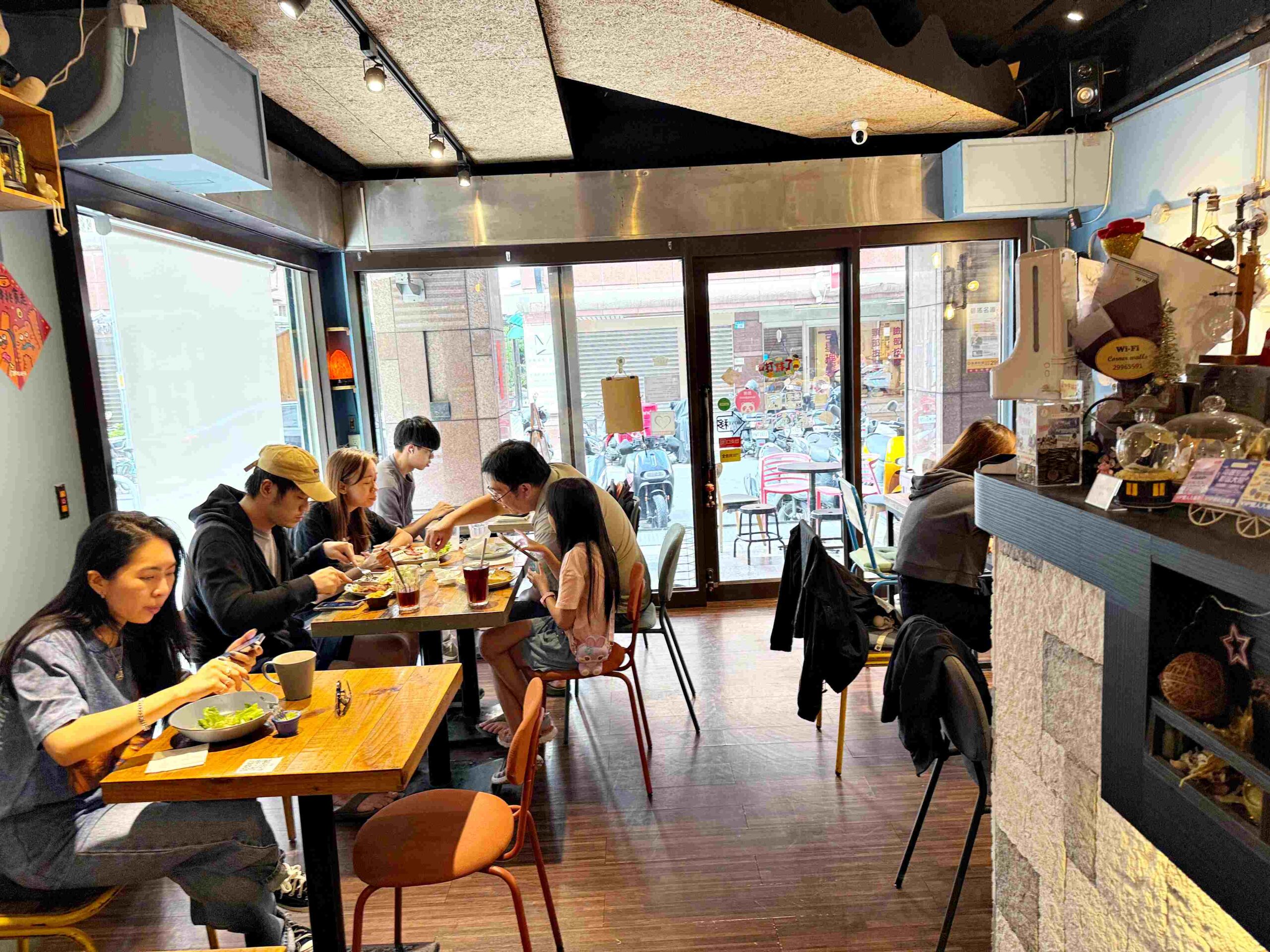 【新莊美食】牆角Corner Walls Café，早午餐脆皮雞排推薦(菜單) @厚片嘴角帶便當