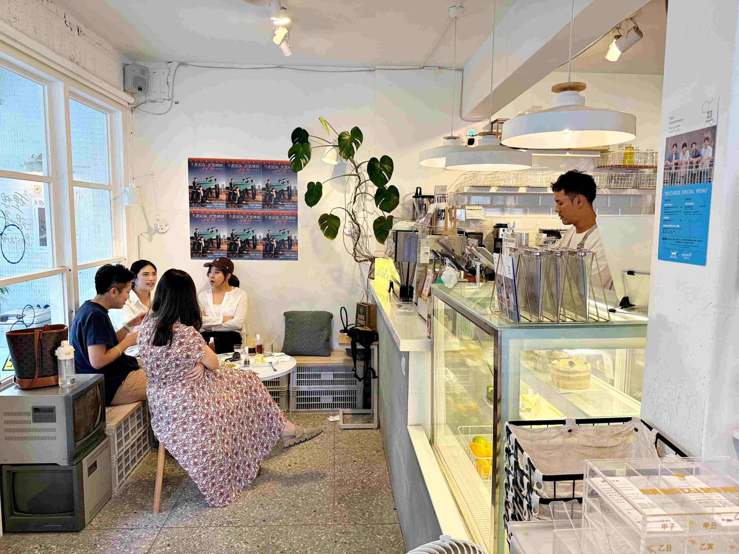 【忠孝新生美食】JellyJelly Cafe：超可愛白色系咖啡廳，甜點控必訪推薦！(菜單) @厚片嘴角帶便當