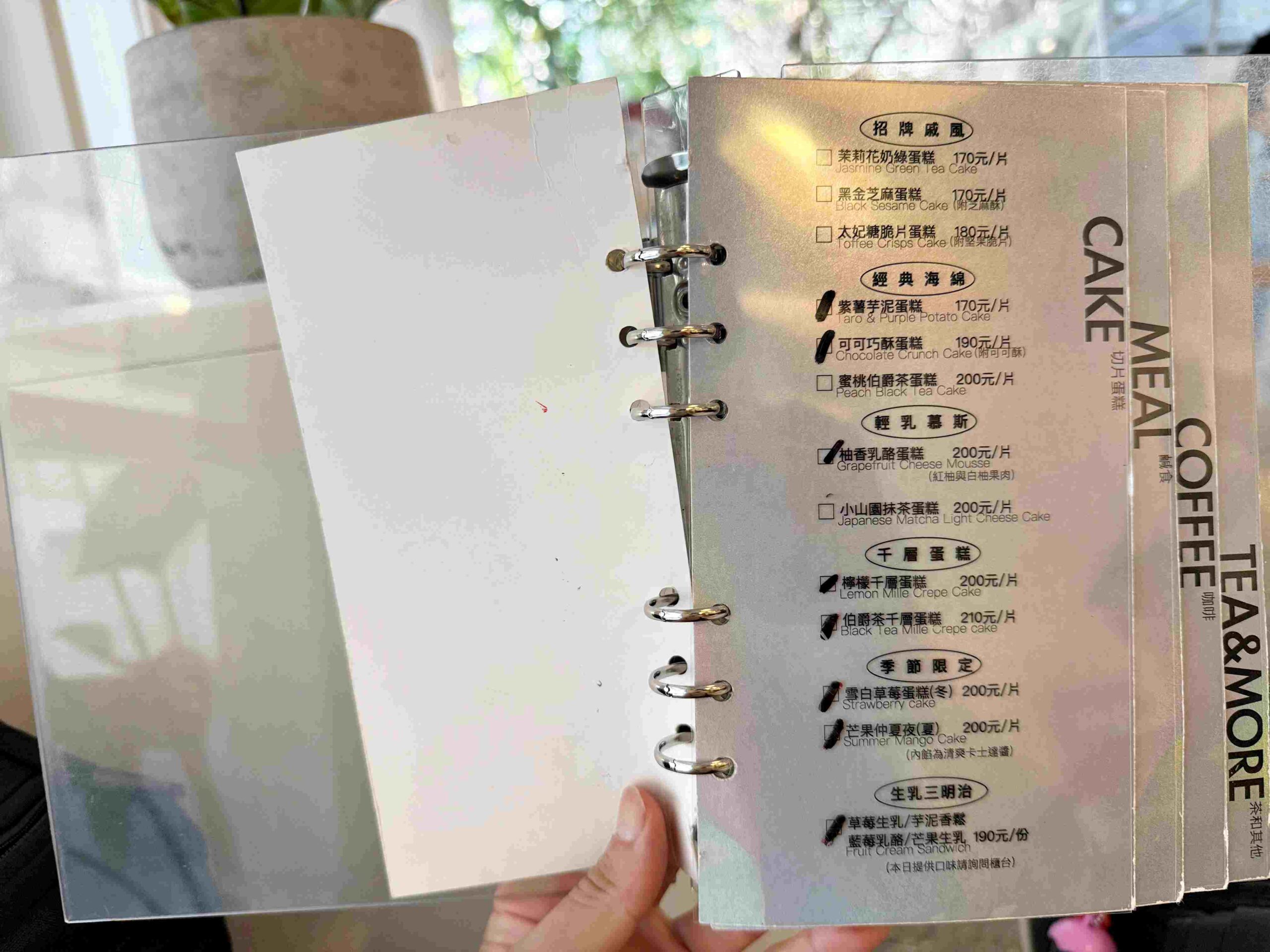 【忠孝新生美食】JellyJelly Cafe：超可愛白色系咖啡廳，甜點控必訪推薦！(菜單) @厚片嘴角帶便當