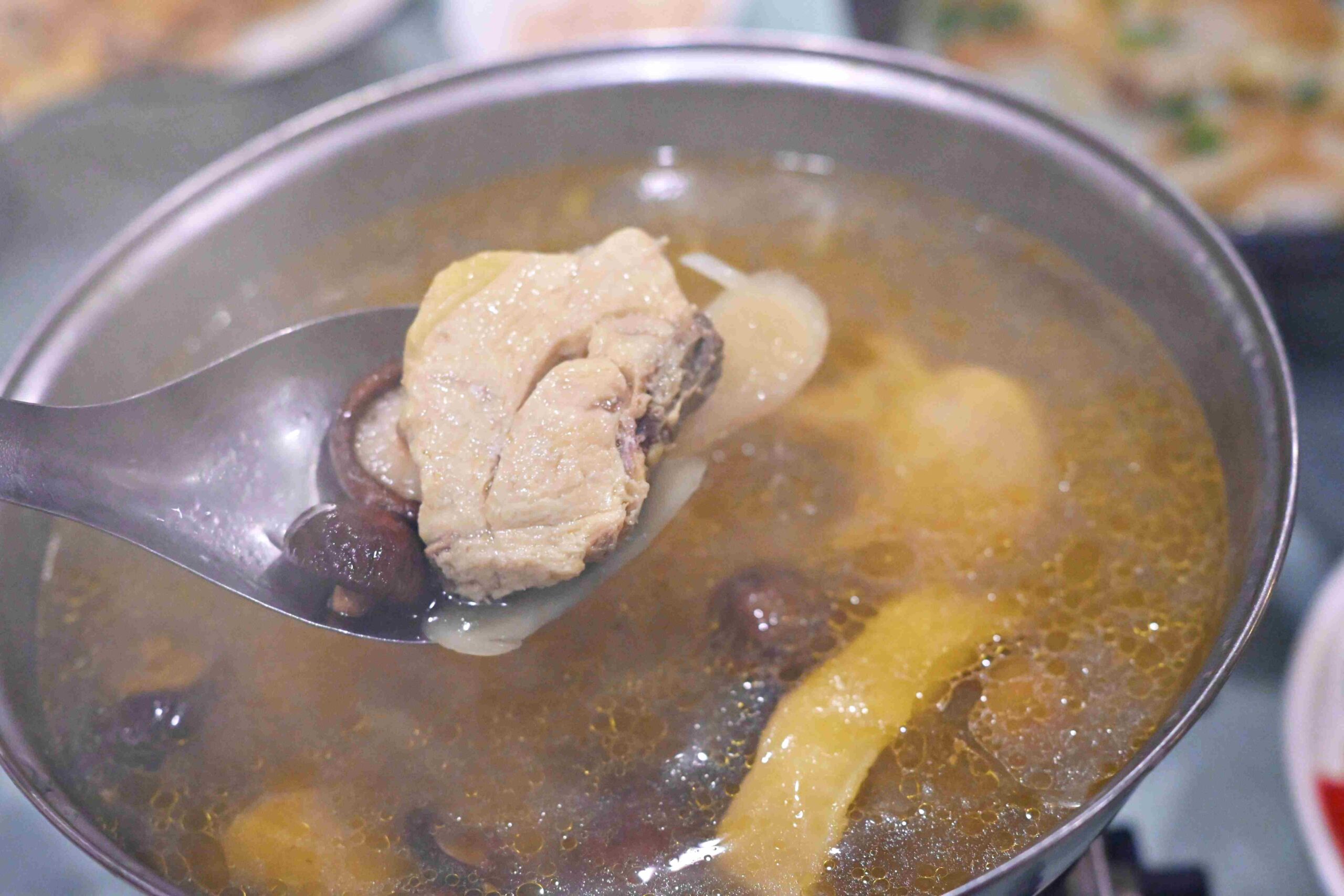 【苗栗美食】雲洞山莊，在雲海裡吃飯的客家餐廳，客家合菜與超美景觀推薦(菜單)！ @趙先生吃飯