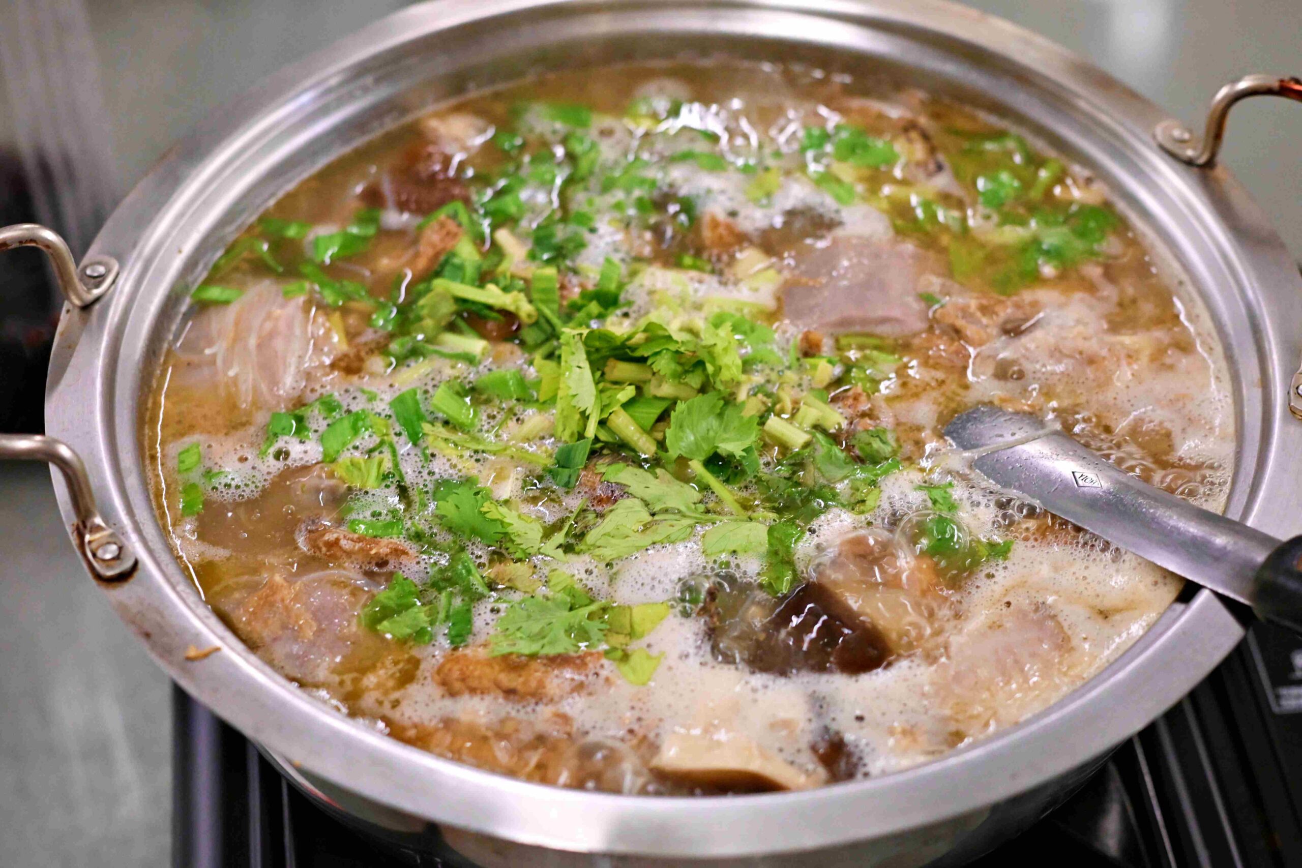 【三芝美食】香聚桶仔雞，柴火烤出金黃脆皮，雞肉嫩到爆汁推薦(菜單)！ @趙先生吃飯