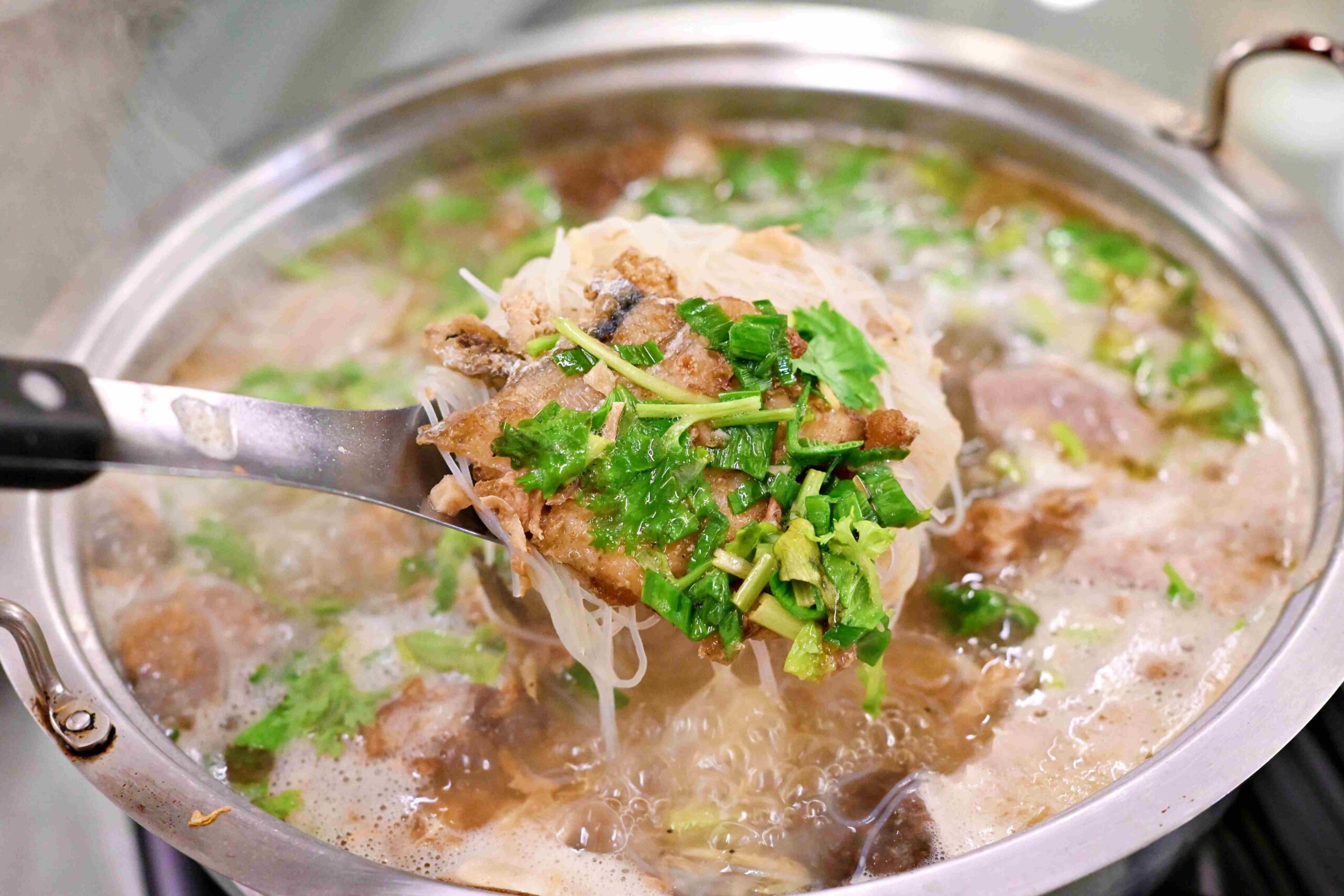 【三芝美食】香聚桶仔雞，柴火烤出金黃脆皮，雞肉嫩到爆汁推薦(菜單)！ @趙先生吃飯