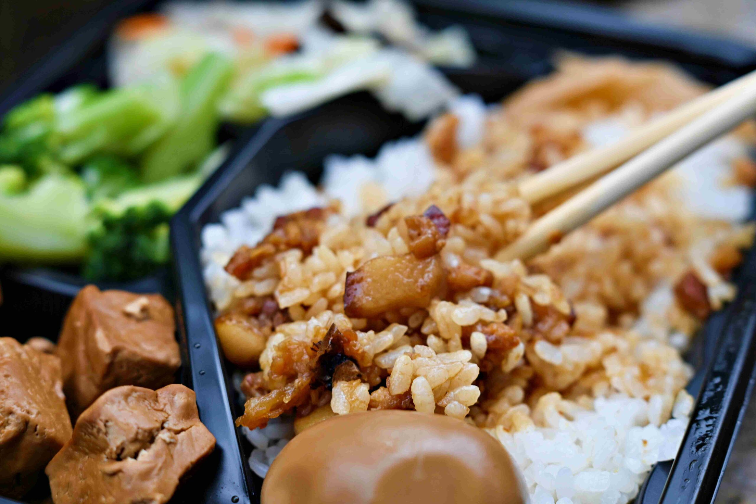 【林口美食】True飯 ，脆皮燒肉必吃、雞腿超巨、滷肉飯也超搭推薦（菜單） @趙先生吃飯