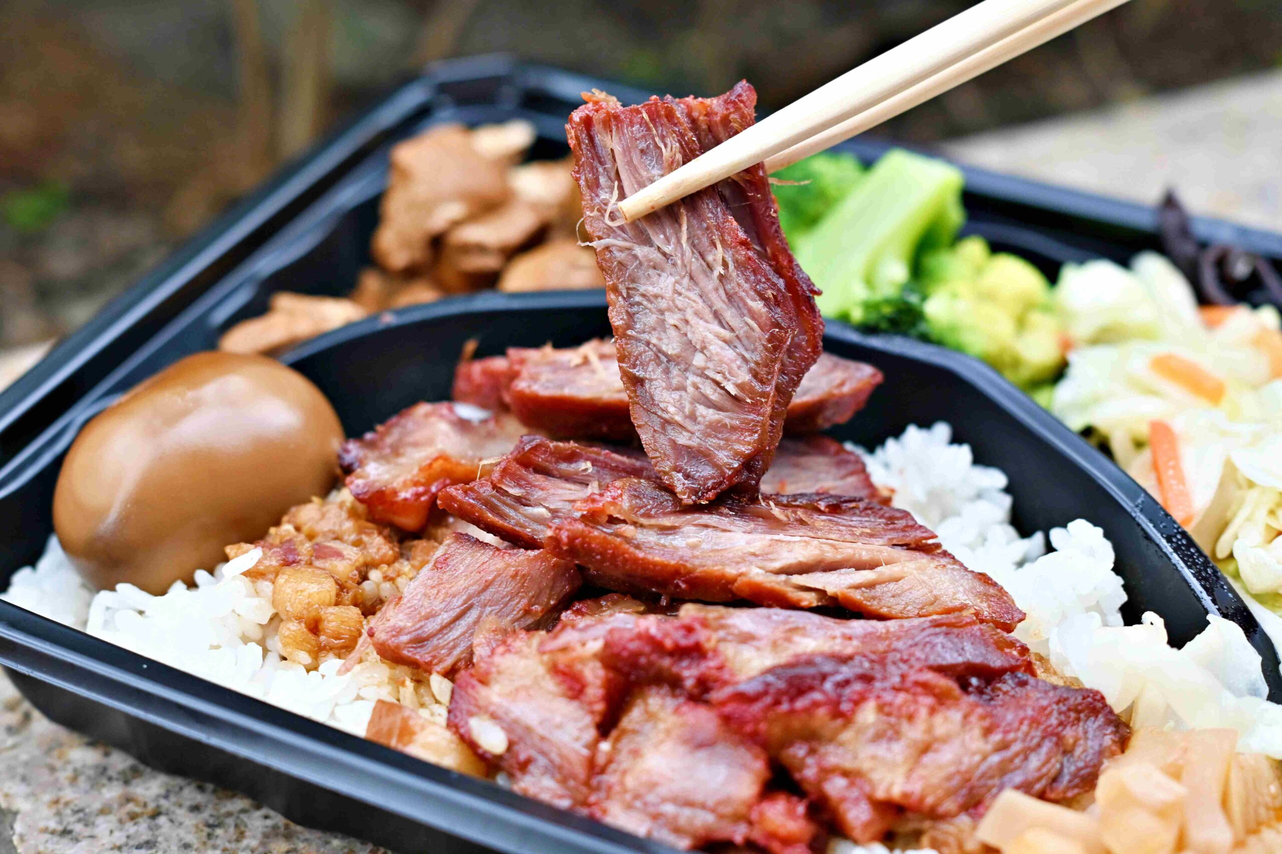 【林口美食】True飯 ，脆皮燒肉必吃、雞腿超巨、滷肉飯也超搭推薦（菜單） @趙先生吃飯