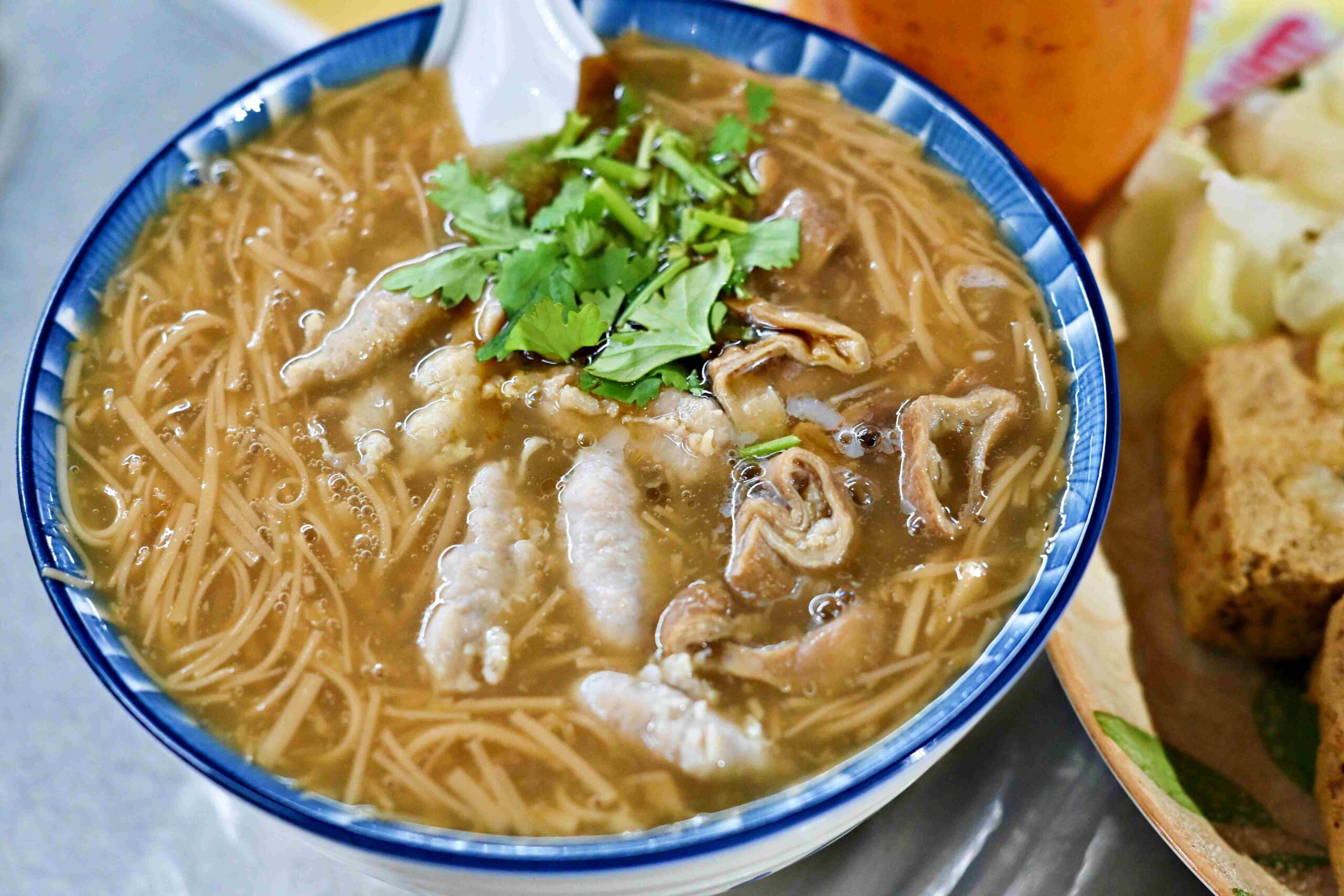 【新莊美食】紀家臭豆腐，現炸超酥脆，麵線和炸蘿蔔糕也超強推薦！(菜單) @趙先生吃飯