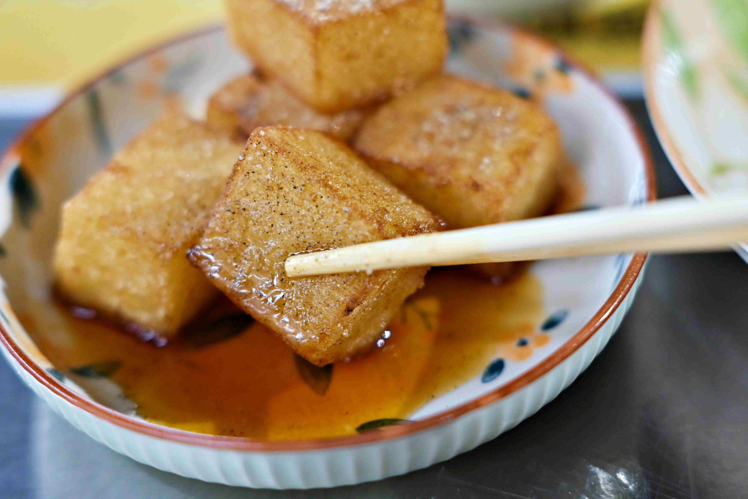 【新莊美食】紀家臭豆腐，現炸超酥脆，麵線和炸蘿蔔糕也超強推薦！(菜單) @趙先生吃飯
