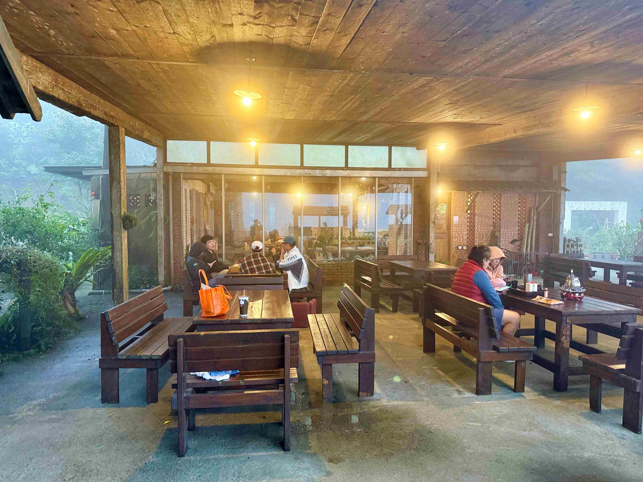 【苗栗美食】雲洞山莊，在雲海裡吃飯的客家餐廳，客家合菜與超美景觀推薦(菜單)！ @趙先生吃飯