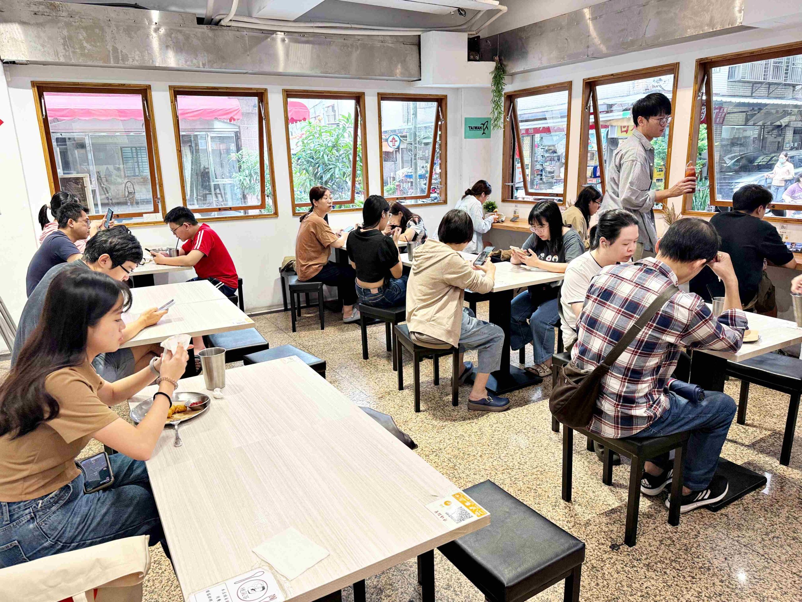 【新莊美食】硬氣哥鈑烤吐司，故事感人、份量大，吃飽又感動的早午餐推薦(菜單) @趙先生吃飯