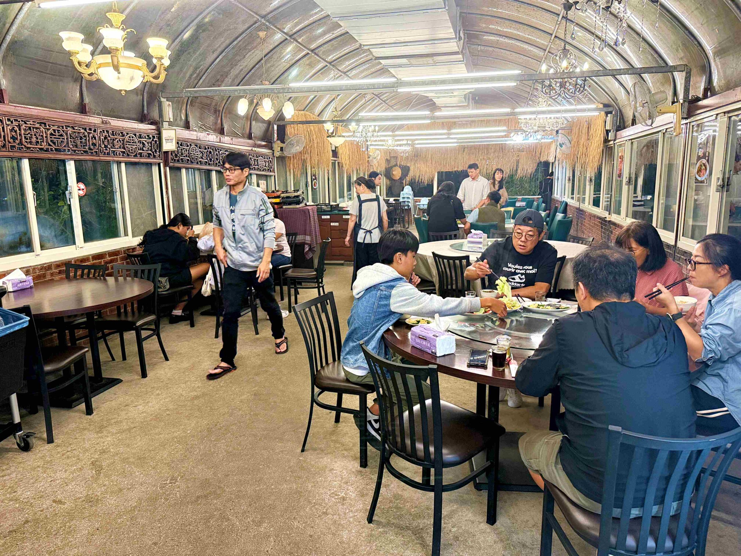 【三芝美食】香聚桶仔雞，柴火烤出金黃脆皮，雞肉嫩到爆汁推薦(菜單)！ @趙先生吃飯