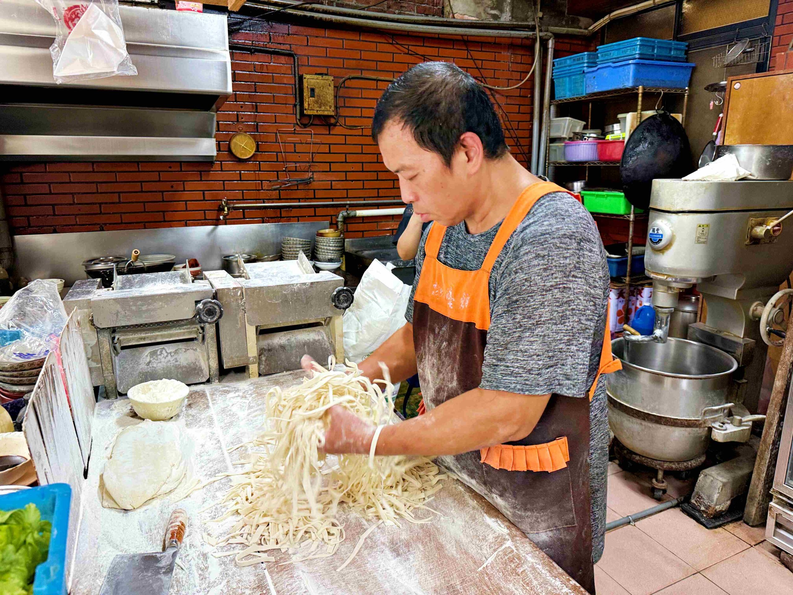 【大安區美食】糊塗麵:手工現切麵超Q!被舒國治推薦的人氣老店(菜單)! @趙先生吃飯 【大安區美食】糊塗麵:手工現切麵超Q!被舒國治推薦的人氣老店(菜單)! @趙先生吃飯