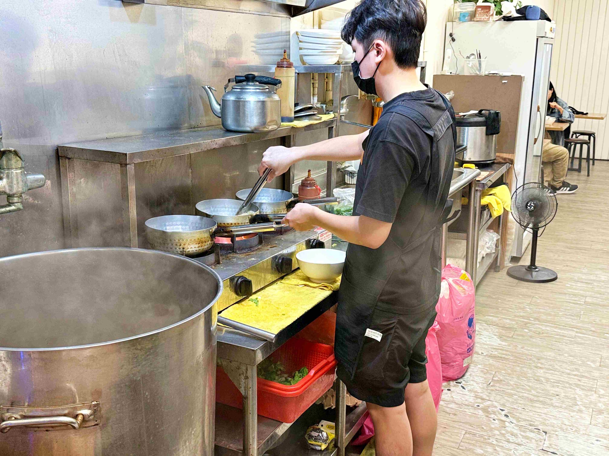 【新莊美食】阿雞師 鍋燒麵 寬粉煲，85 元海陸滿配太扯推薦(菜單) @趙先生吃飯