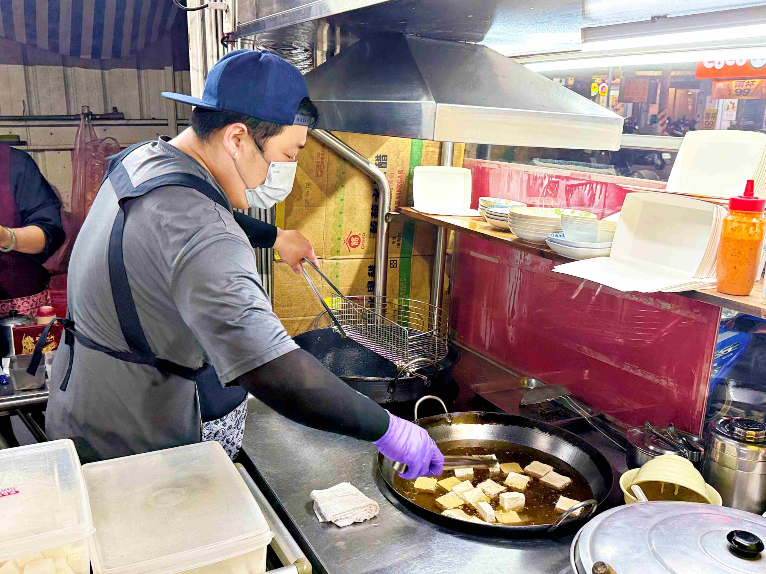 【新莊美食】紀家臭豆腐，現炸超酥脆，麵線和炸蘿蔔糕也超強推薦！(菜單) @趙先生吃飯
