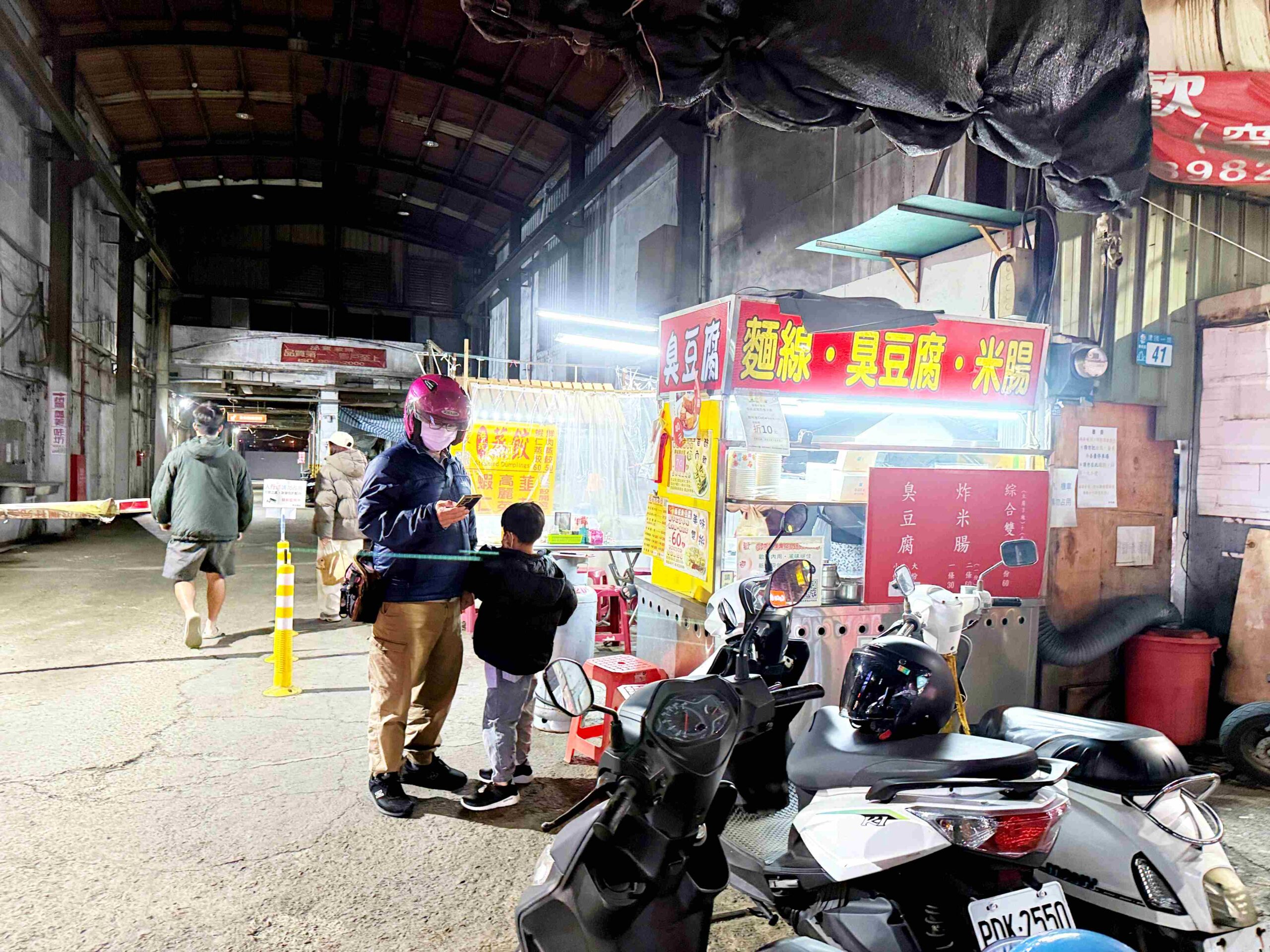 【新莊美食】紀家臭豆腐，現炸超酥脆，麵線和炸蘿蔔糕也超強推薦！(菜單) @趙先生吃飯