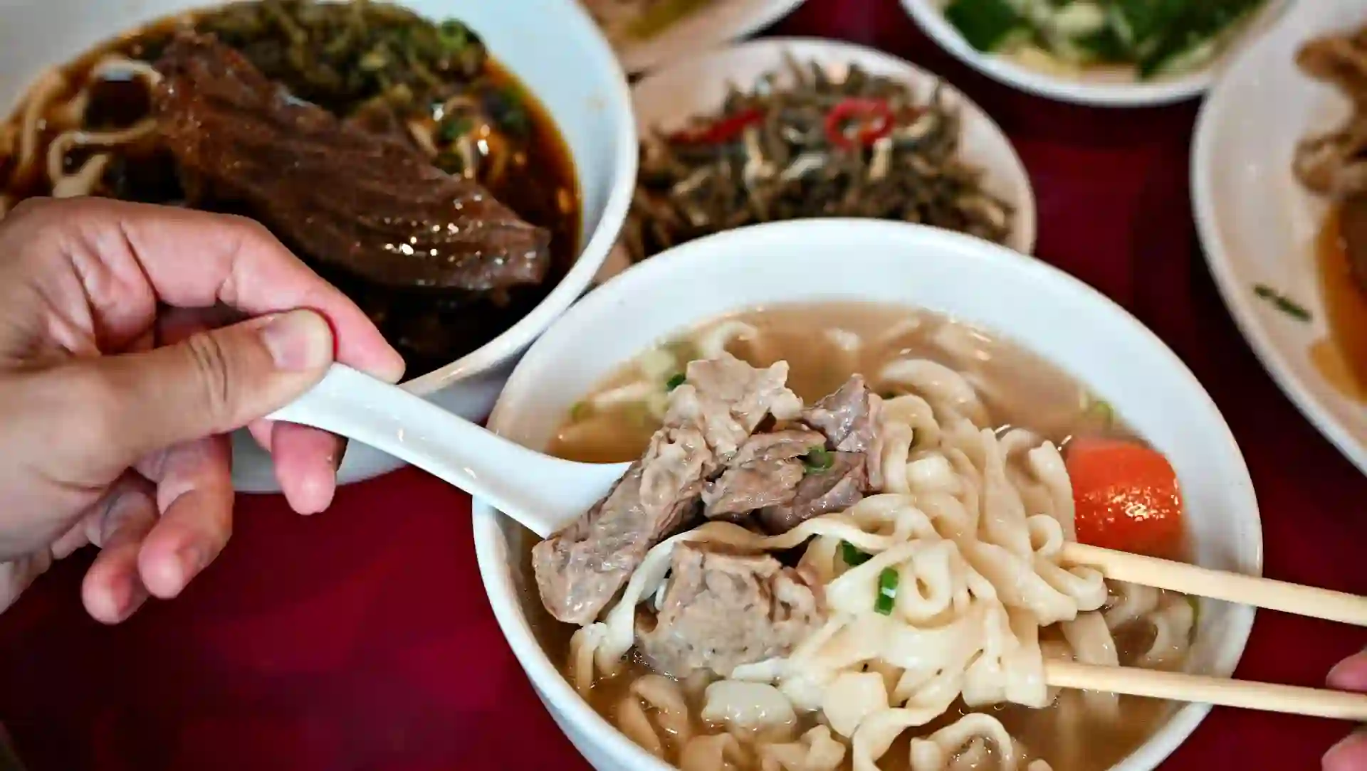 【大安區美食】老宋記真善美牛肉麵，$140最大塊的牛肉麵、免費加湯，得獎60年老店推薦（附菜單） @趙先生吃飯