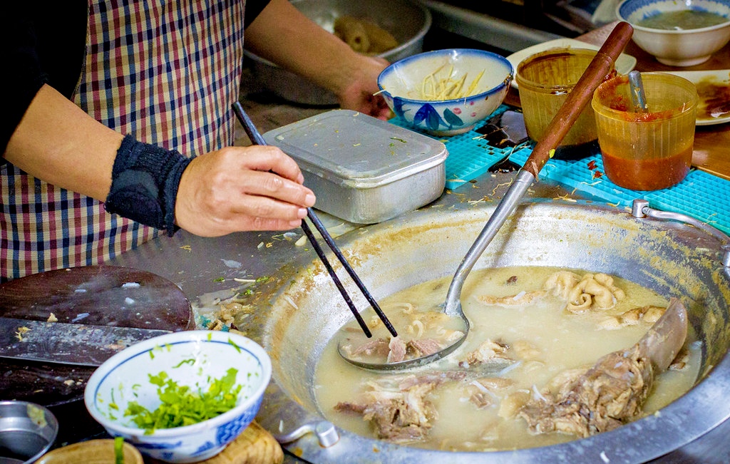 【北門美食】大稻埕米粉湯，巷弄超過80年的黑白切與肉粥推薦（附菜單） @趙先生吃飯
