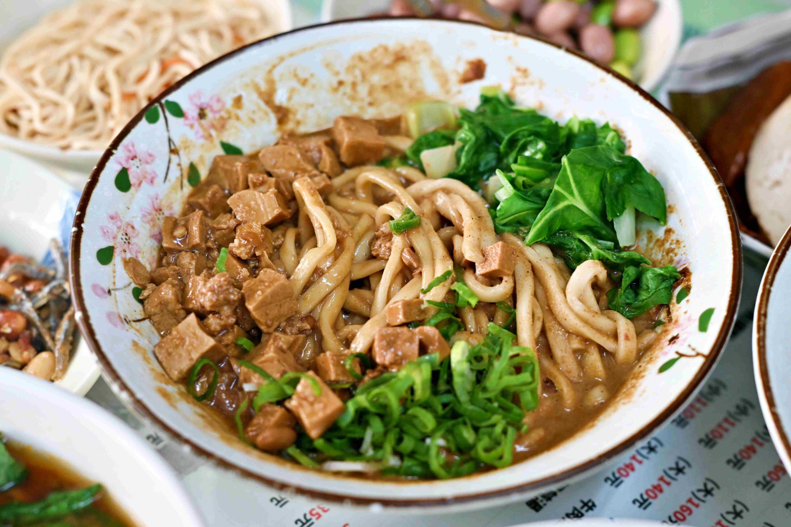 【三重美食】高棚滿座牛肉麵，無招牌百元牛肉麵+銅板價乾麵好吃推薦！(菜單) @趙先生吃飯