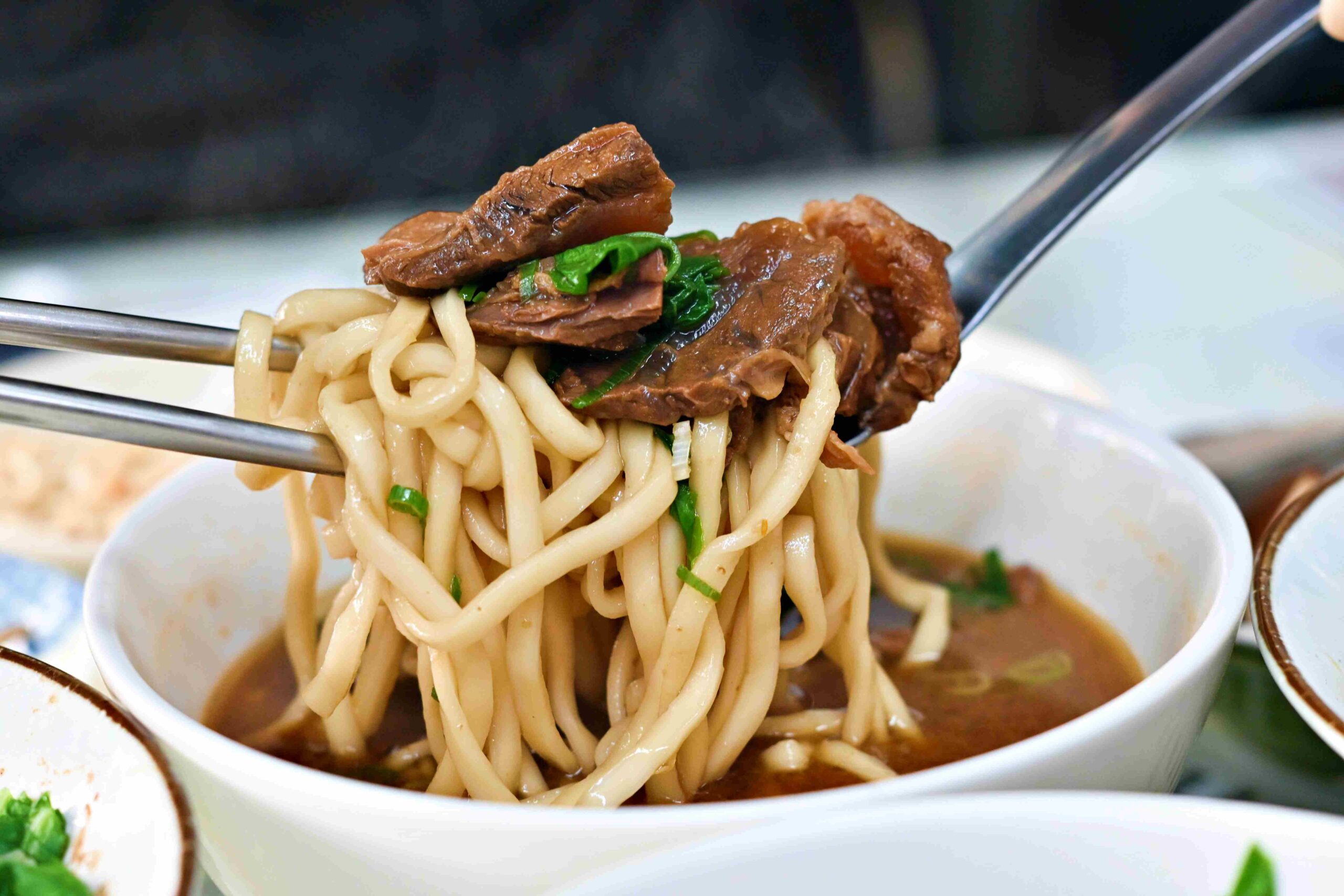 【三重美食】高棚滿座牛肉麵，無招牌百元牛肉麵+銅板價乾麵好吃推薦！(菜單) @趙先生吃飯