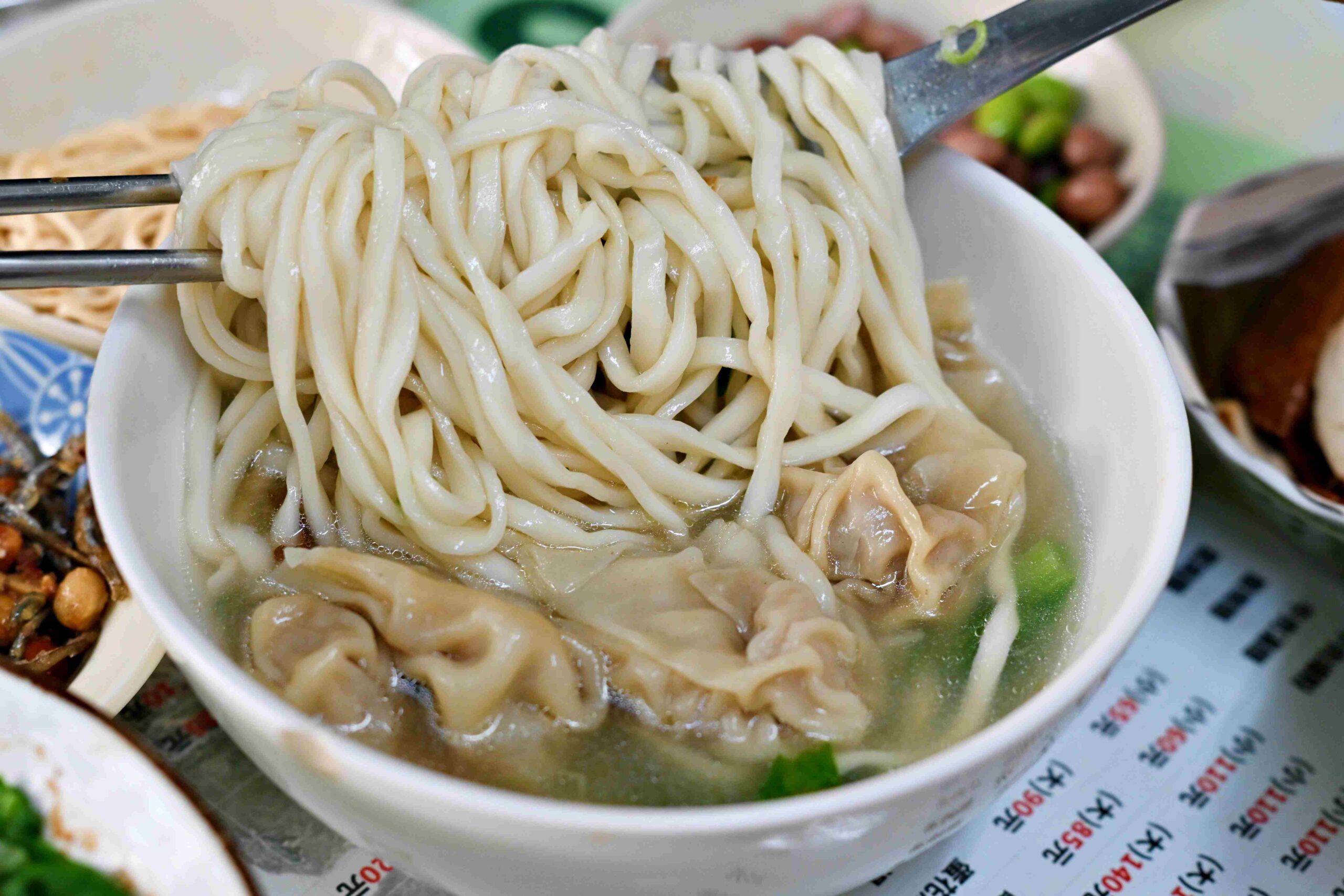 【三重美食】高棚滿座牛肉麵，無招牌百元牛肉麵+銅板價乾麵好吃推薦！(菜單) @趙先生吃飯