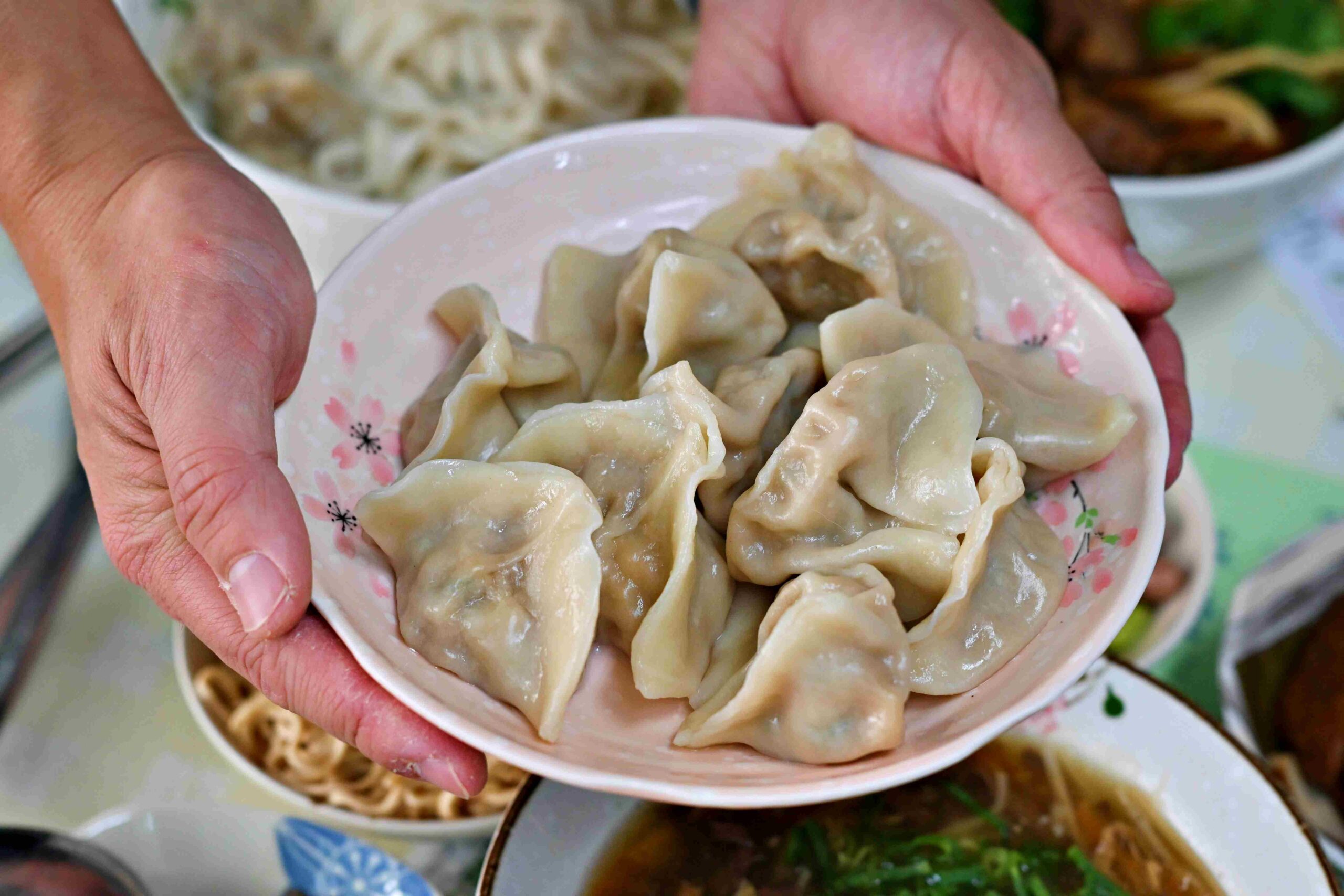 【三重美食】高棚滿座牛肉麵，無招牌百元牛肉麵+銅板價乾麵好吃推薦！(菜單) @趙先生吃飯