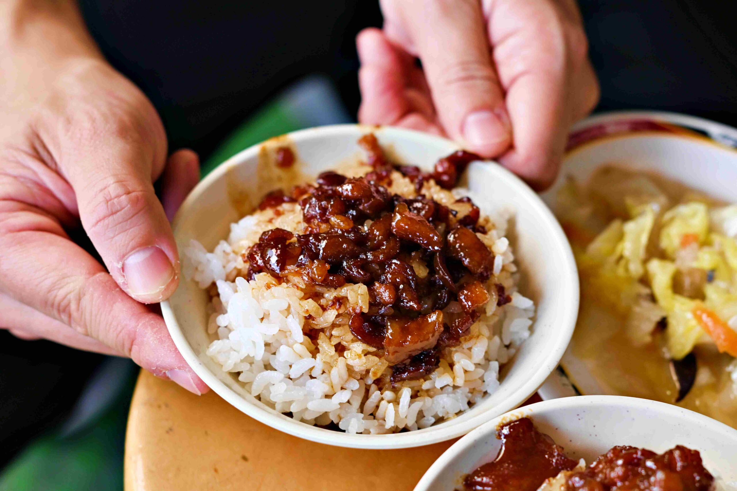 【三重美食】店老大魯肉飯，從店小二到店老大，這碗滷肉飯為什麼能拿必比登推薦(菜單) @趙先生吃飯