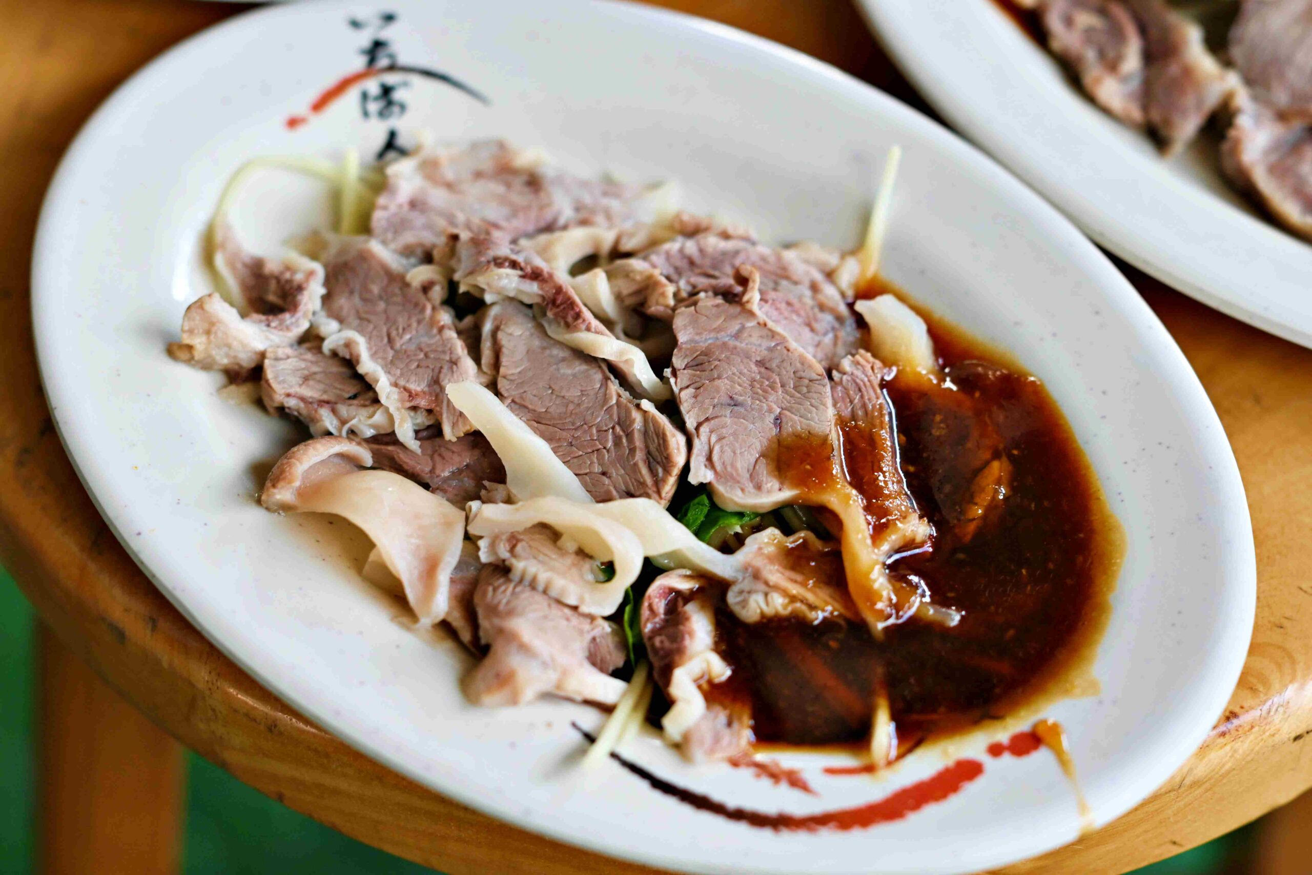 【三重美食】店老大魯肉飯，從店小二到店老大，這碗滷肉飯為什麼能拿必比登推薦(菜單) @趙先生吃飯