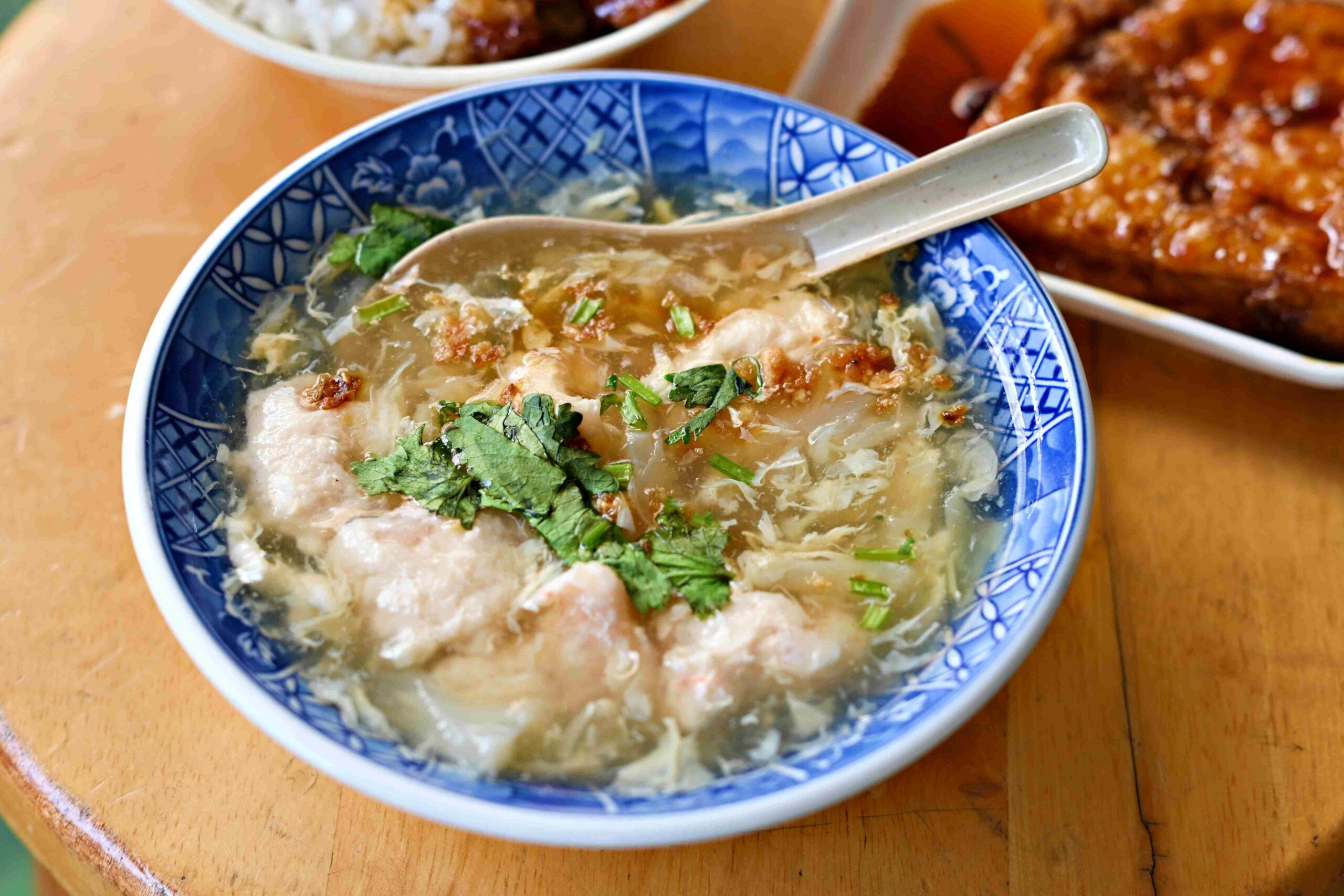 【三重美食】店老大魯肉飯，從店小二到店老大，這碗滷肉飯為什麼能拿必比登推薦(菜單) @趙先生吃飯