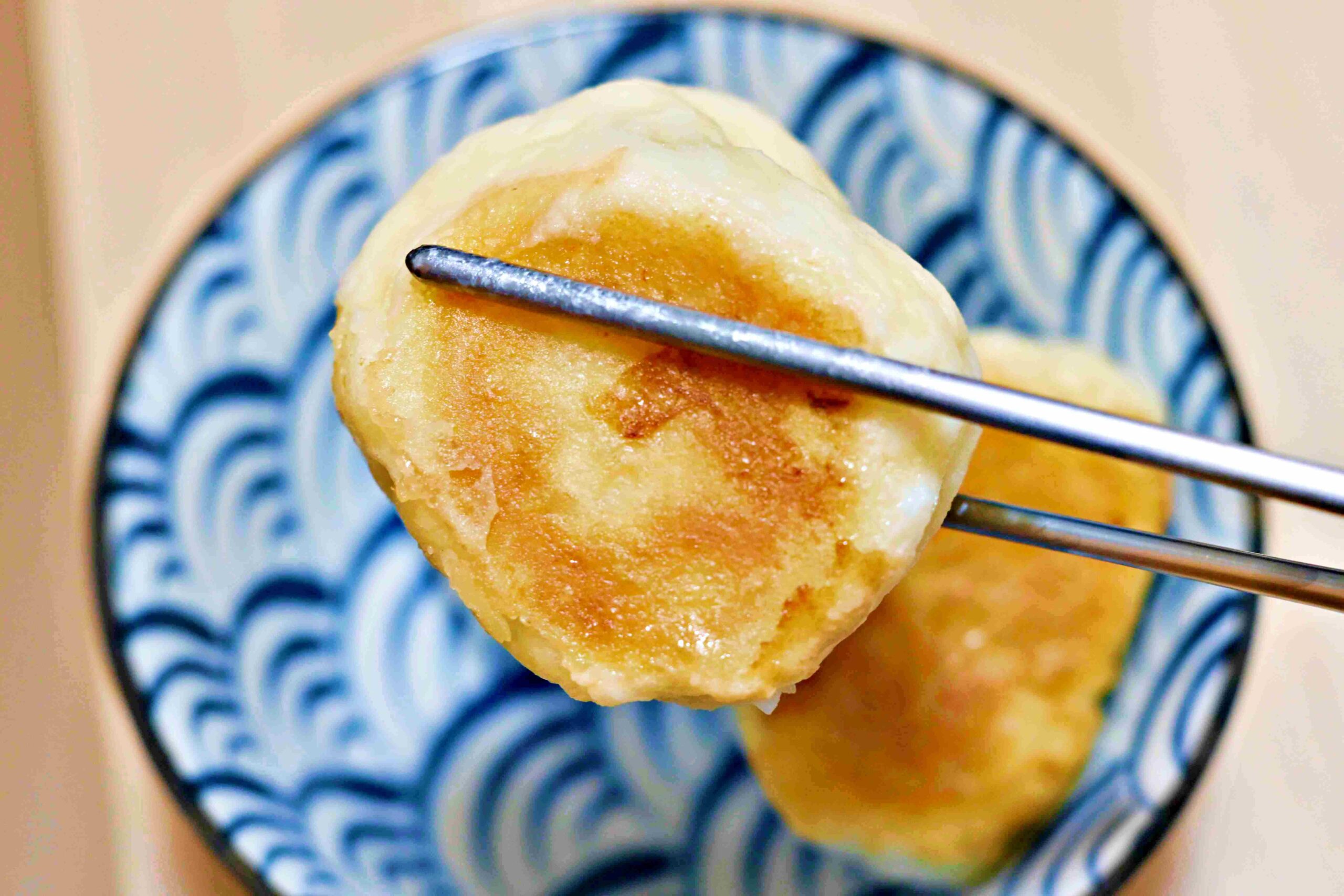 【士林美食】華榮街水煎包攤車，士林市場旁必吃銅板美食，皮Q、底香、餡甜推薦(菜單) @趙先生吃飯