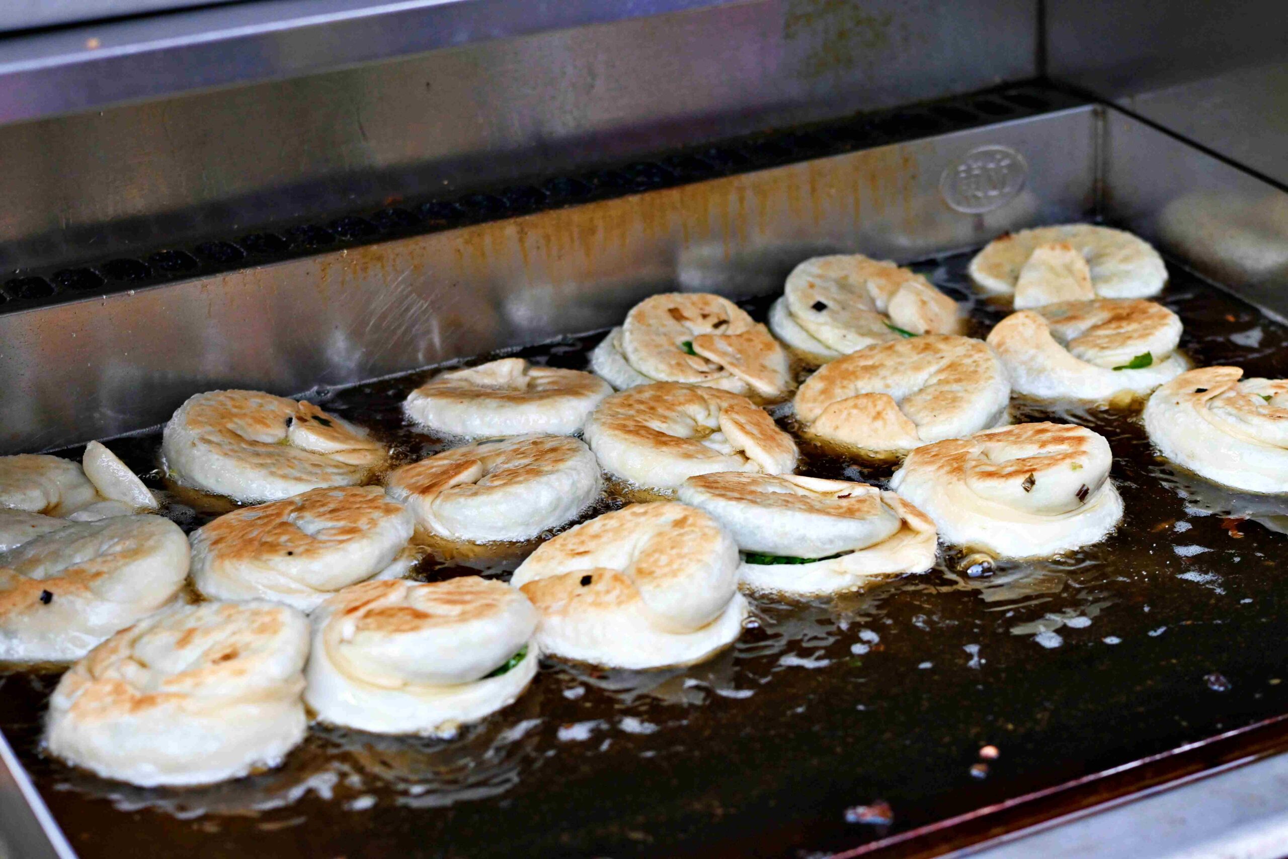 【蘆洲美食】王家手作蔥餅，現桿現炸、蔥量塞好塞滿，外酥內香真的必吃推薦！(菜單) @趙先生吃飯