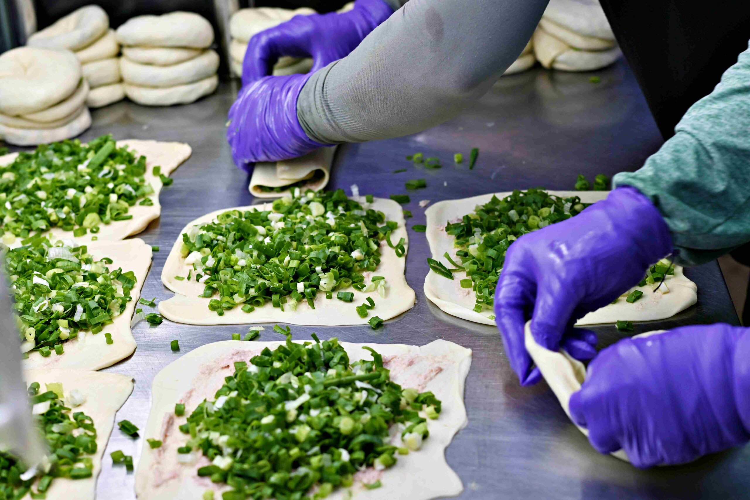 【蘆洲美食】王家手作蔥餅，現桿現炸、蔥量塞好塞滿，外酥內香真的必吃推薦！(菜單) @趙先生吃飯