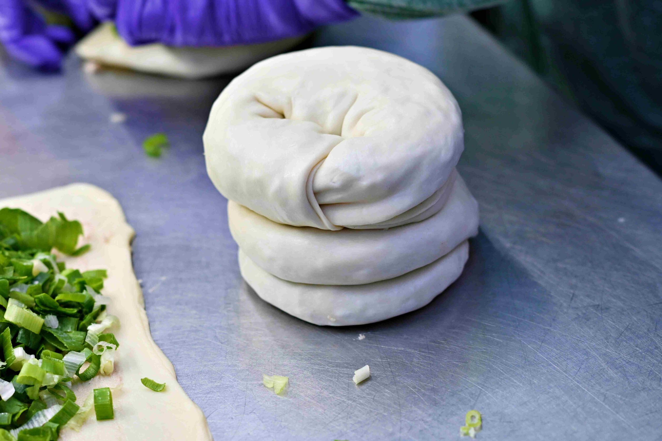 【蘆洲美食】王家手作蔥餅，現桿現炸、蔥量塞好塞滿，外酥內香真的必吃推薦！(菜單) @趙先生吃飯