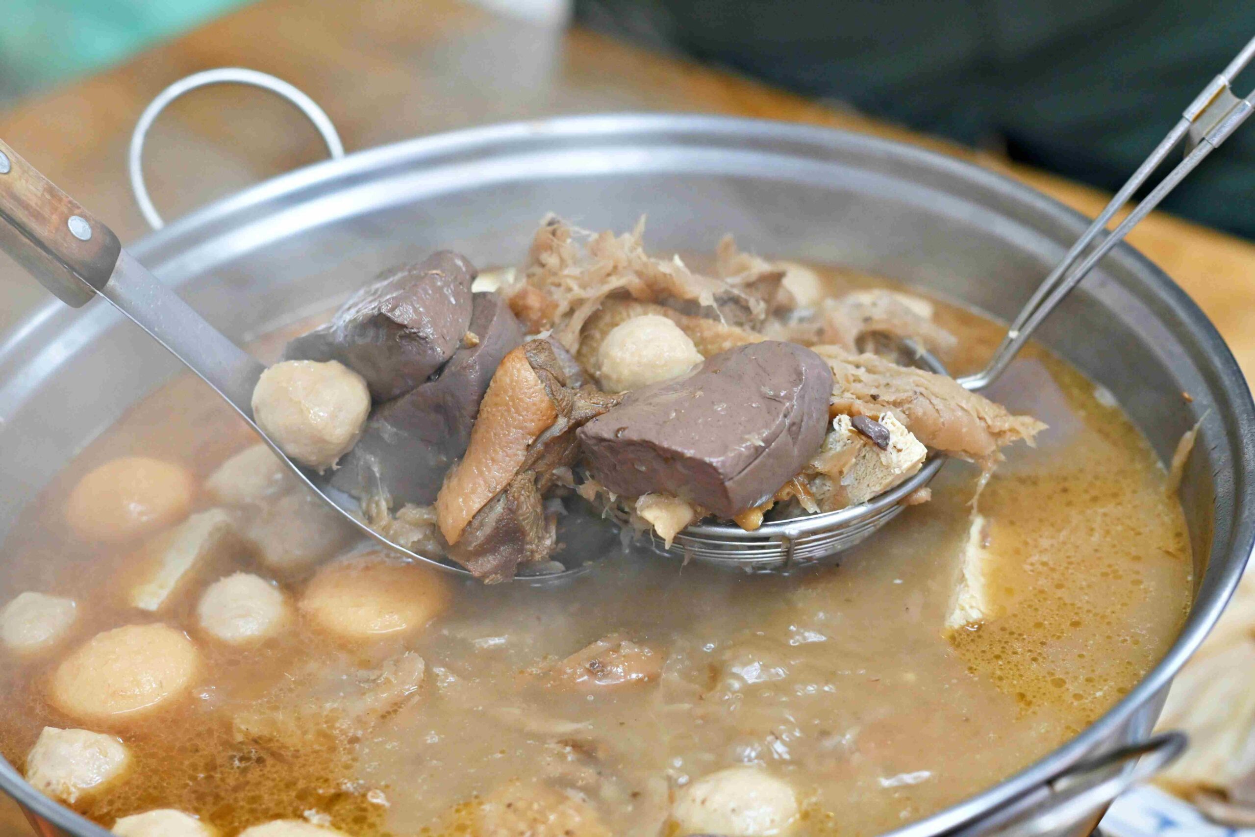 【士林美食】侯薑母鴨，40年老字號！全酒不加水的火鍋，冬天真的一定要來推薦(菜單) @趙先生吃飯