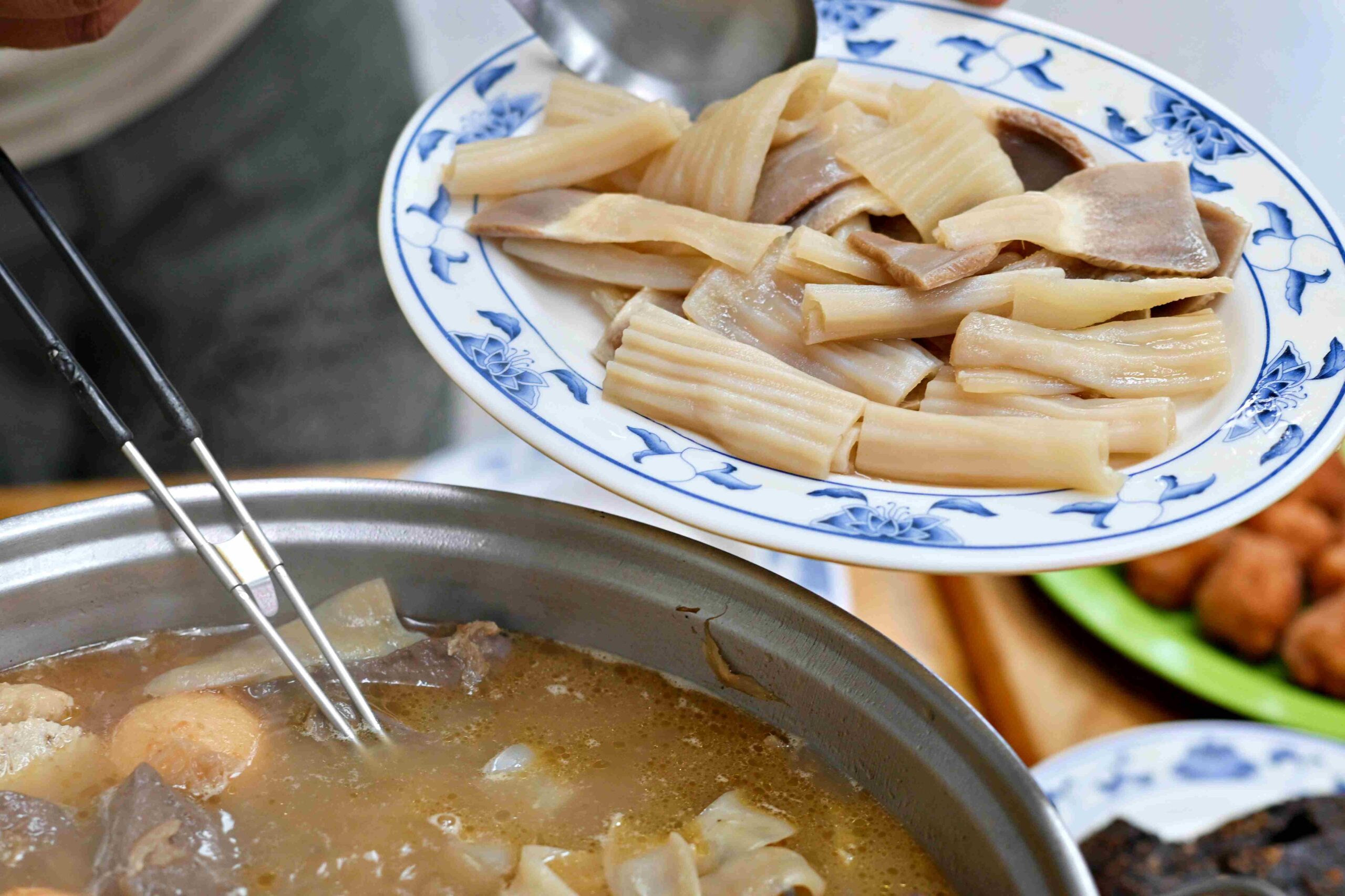 【士林美食】侯薑母鴨，40年老字號！全酒不加水的火鍋，冬天真的一定要來推薦(菜單) @趙先生吃飯