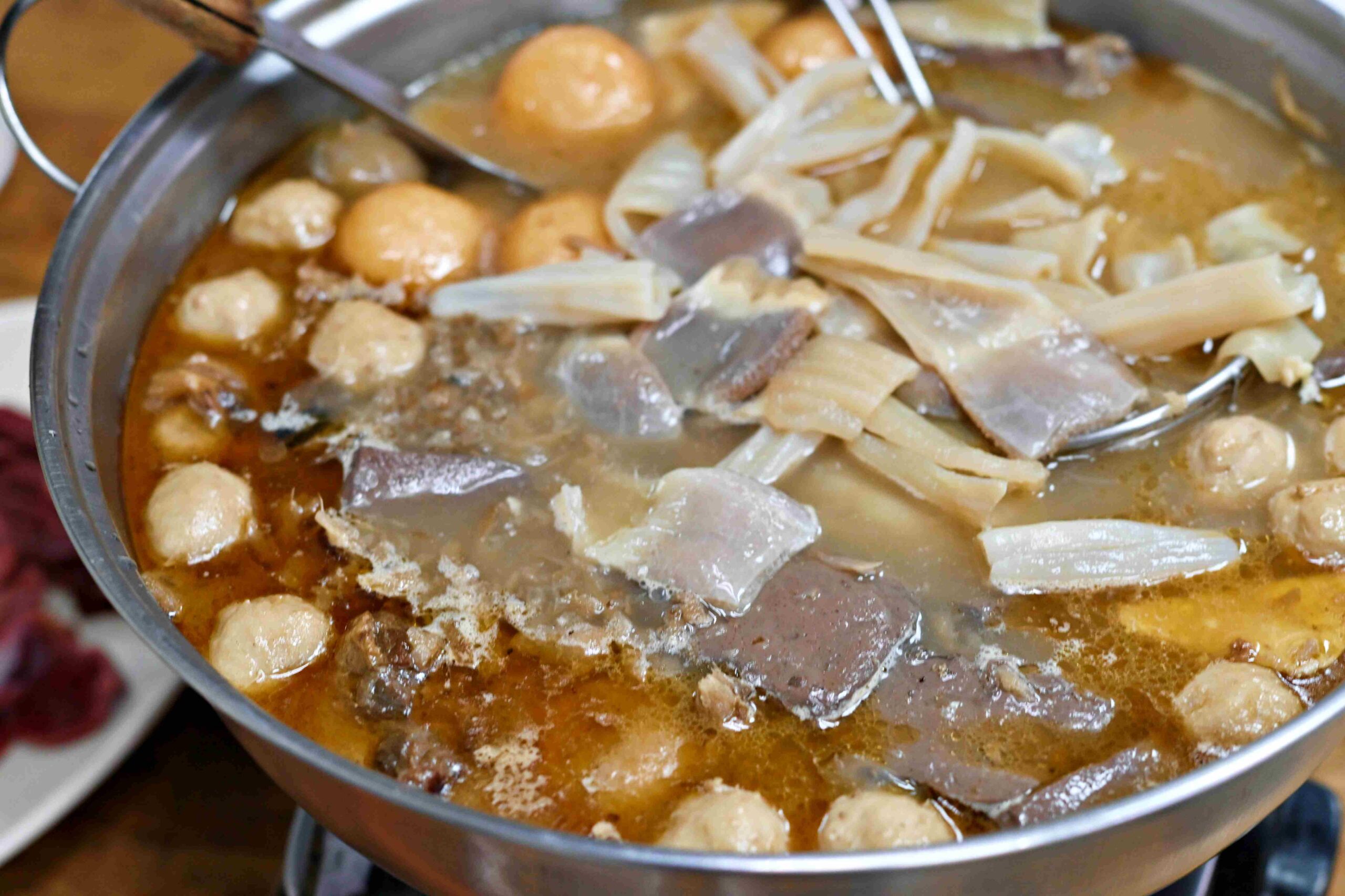 【士林美食】侯薑母鴨，40年老字號！全酒不加水的火鍋，冬天真的一定要來推薦(菜單) @趙先生吃飯